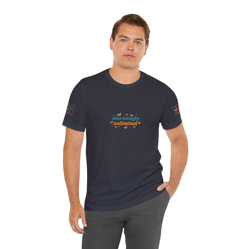 T-shirt Alarmingy Unlimited — Maglietta Grafica con Farfalla e Bruco Stravaganti