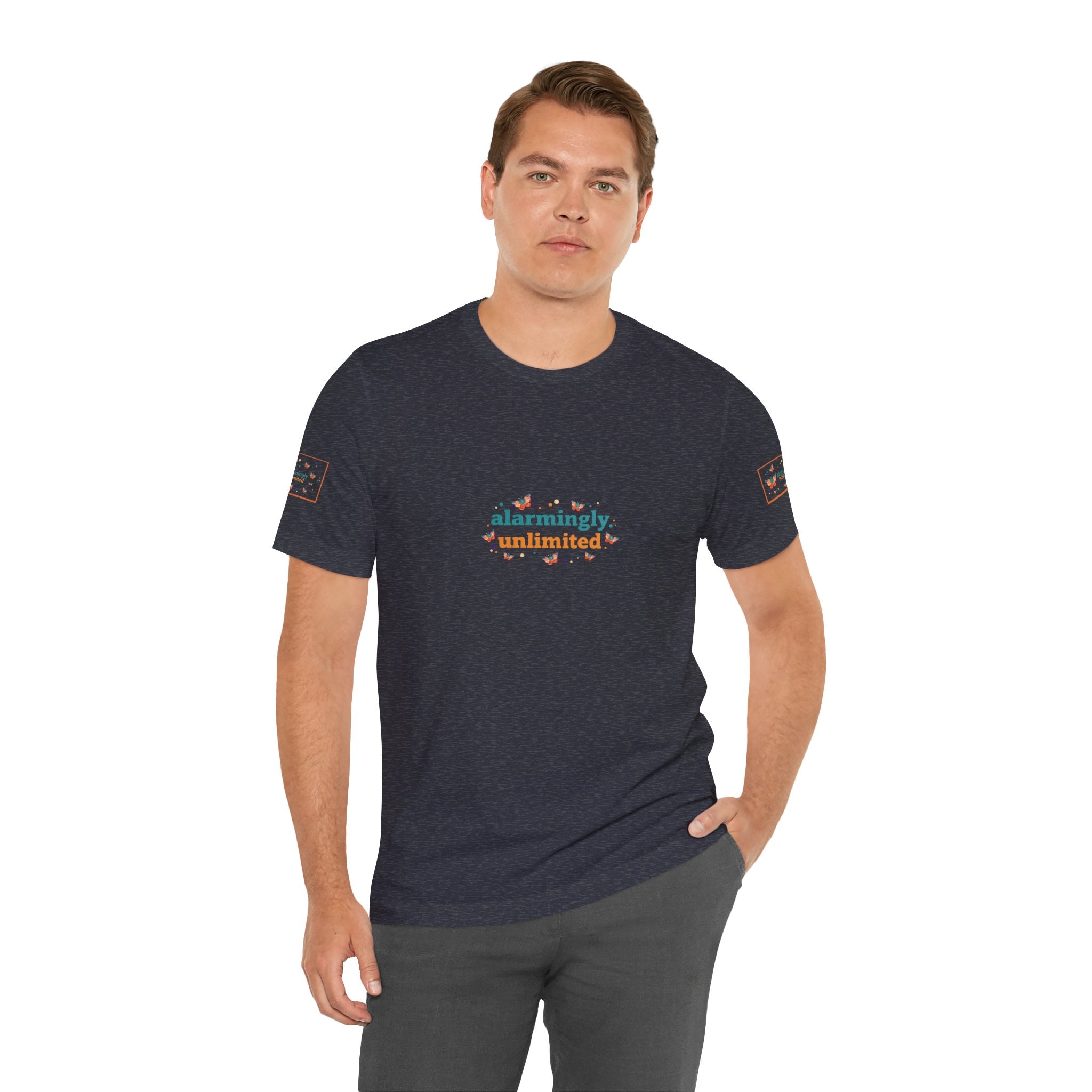 T-shirt Alarmingy Unlimited — Maglietta Grafica con Farfalla e Bruco Stravaganti