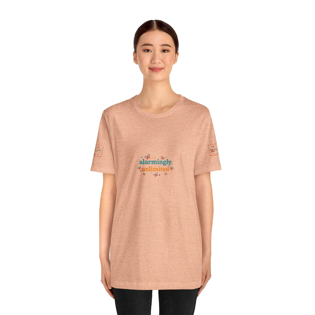 T-shirt Alarmingy Unlimited — Maglietta Grafica con Farfalla e Bruco Stravaganti
