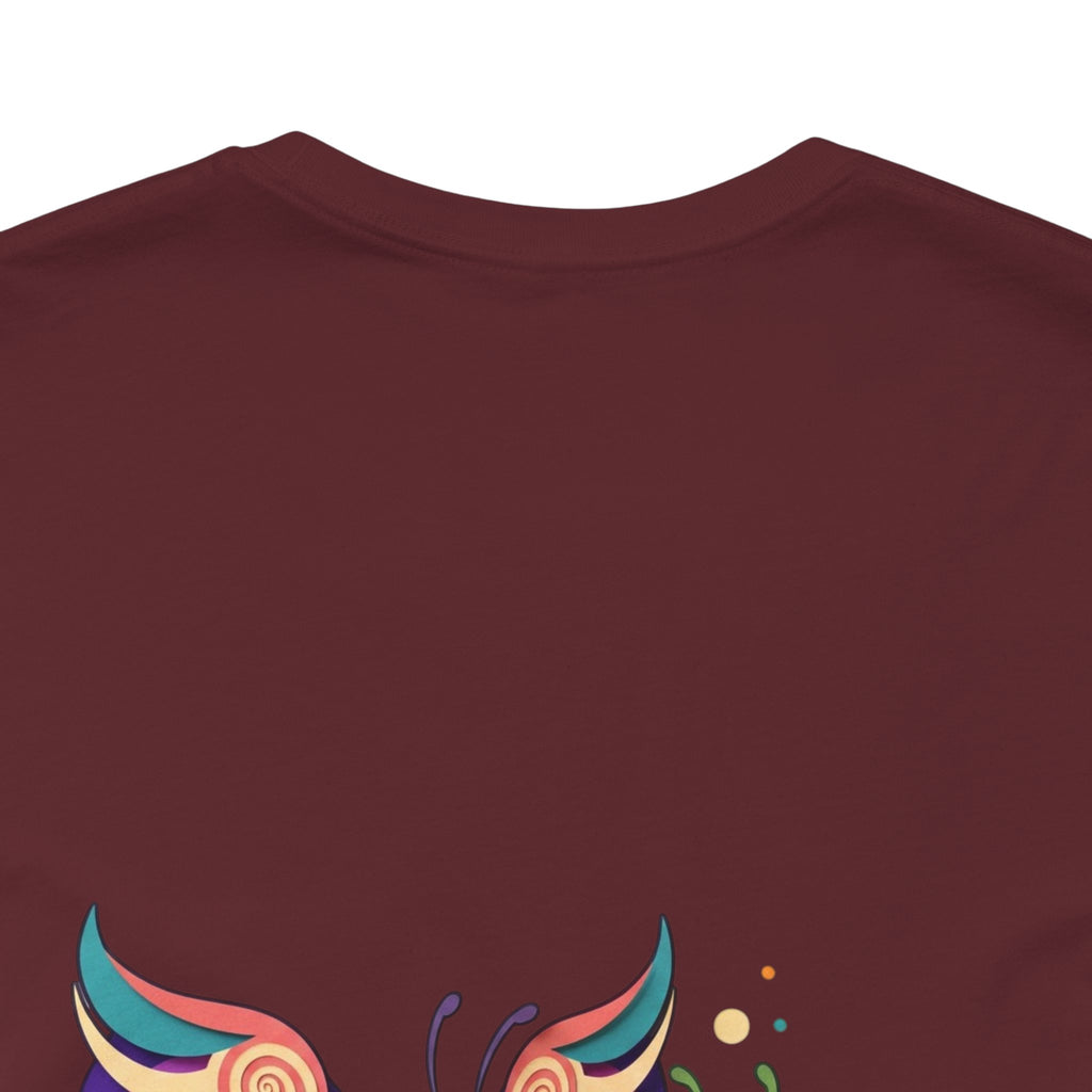 T-shirt Alarmingy Unlimited — Maglietta Grafica con Farfalla e Bruco Stravaganti