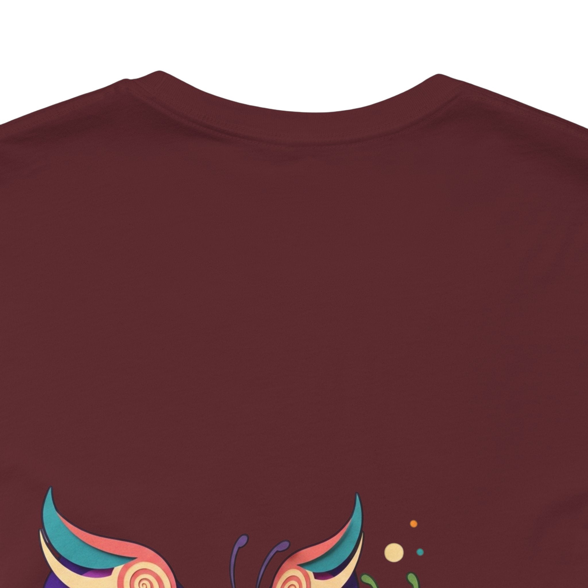 T-shirt Alarmingy Unlimited — Maglietta Grafica con Farfalla e Bruco Stravaganti