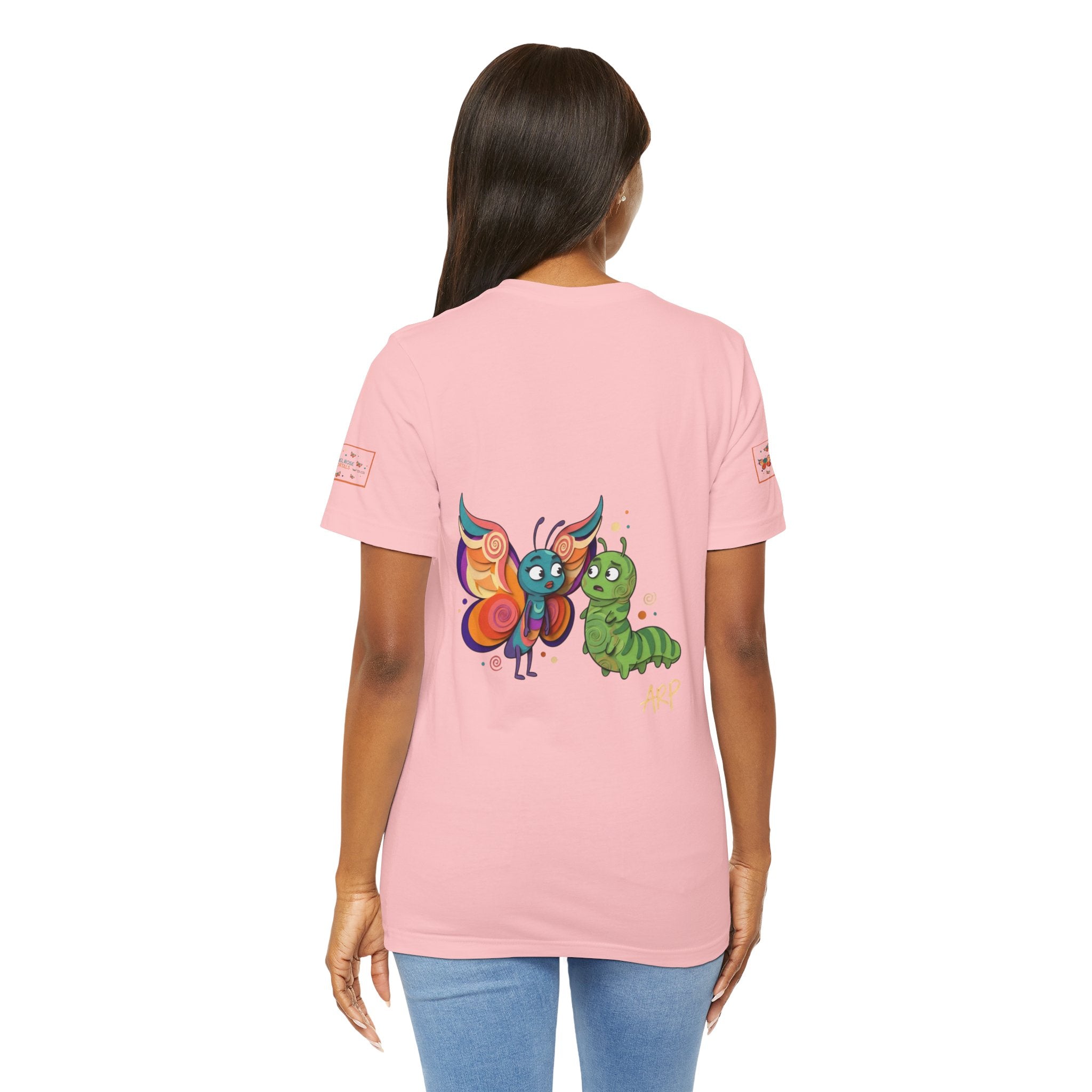 T-shirt Alarmingy Unlimited — Maglietta Grafica con Farfalla e Bruco Stravaganti