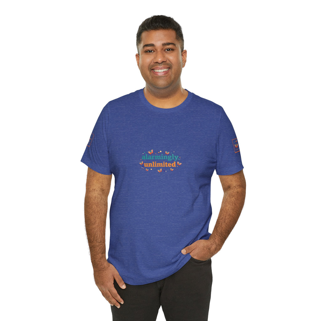 T-shirt Alarmingy Unlimited — Maglietta Grafica con Farfalla e Bruco Stravaganti