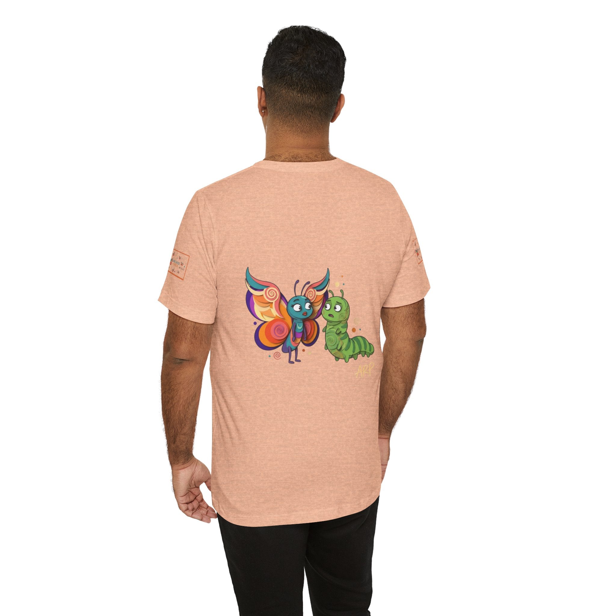 T-shirt Alarmingy Unlimited — Maglietta Grafica con Farfalla e Bruco Stravaganti