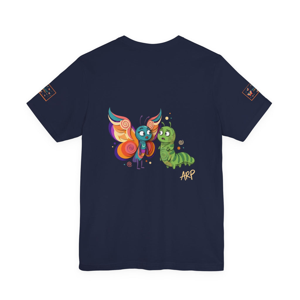 T-shirt Alarmingy Unlimited — Maglietta Grafica con Farfalla e Bruco Stravaganti