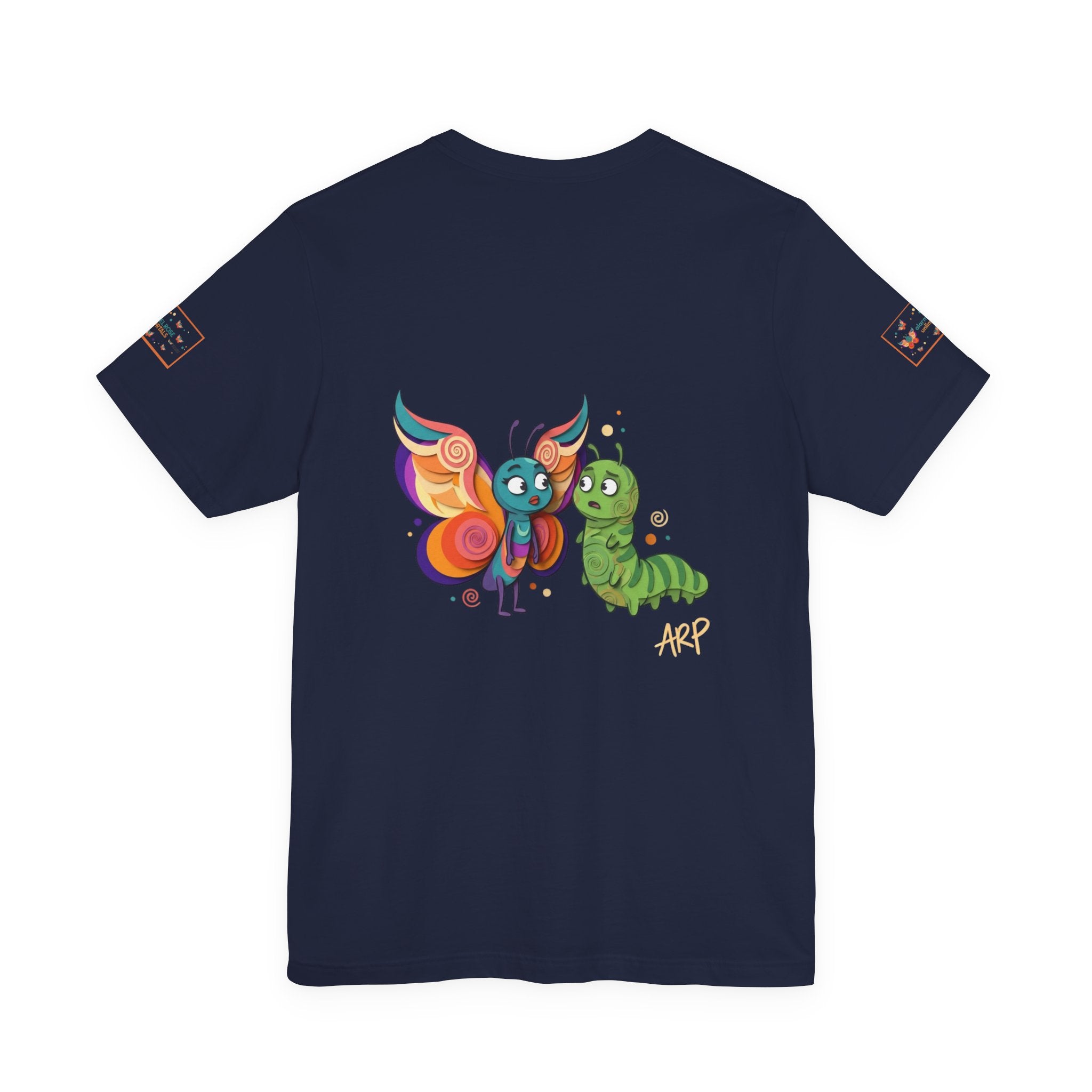T-shirt Alarmingy Unlimited — Maglietta Grafica con Farfalla e Bruco Stravaganti