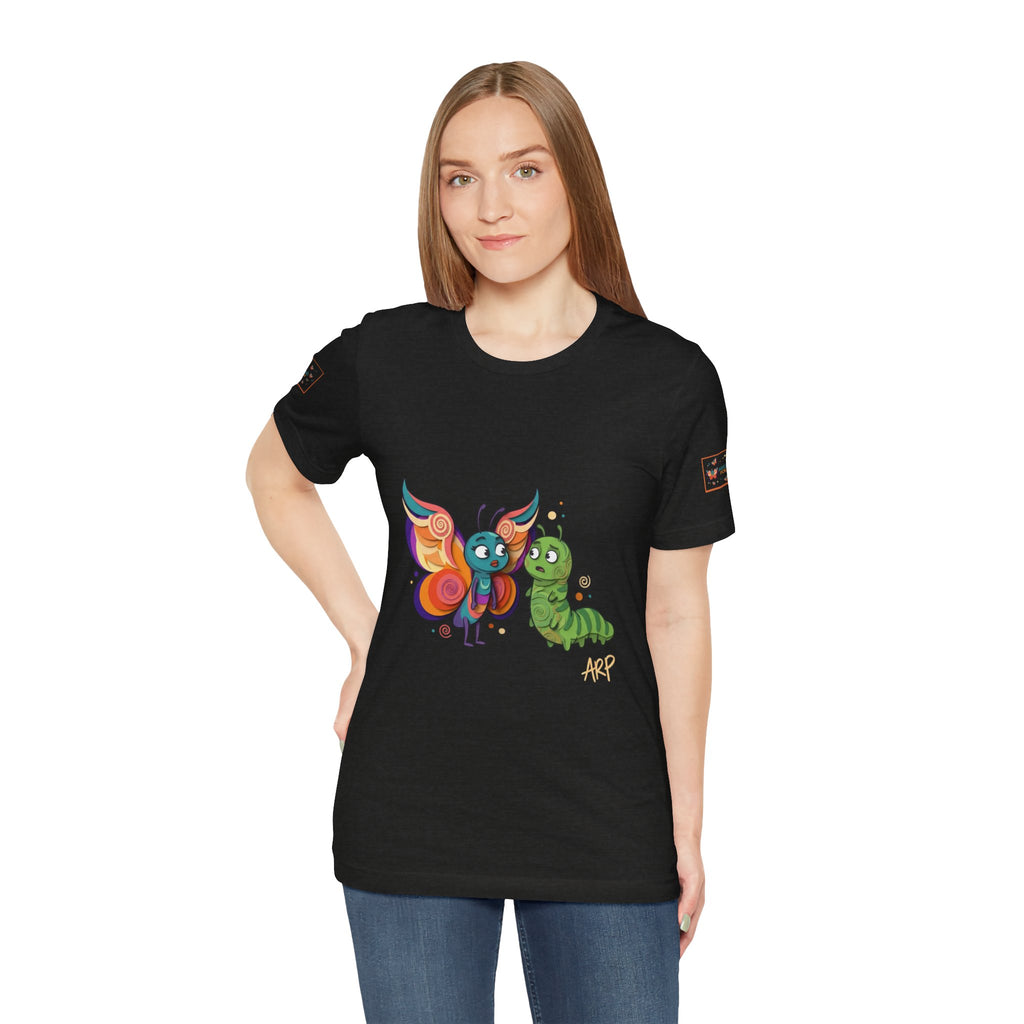 Allarmante T-Shirt Unlimited Tee Flip Variant — Maglietta Grafica Stravagante Farfalla e Bruco
