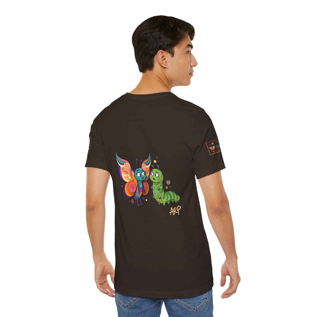 T-shirt Alarmingy Unlimited — Maglietta Grafica con Farfalla e Bruco Stravaganti