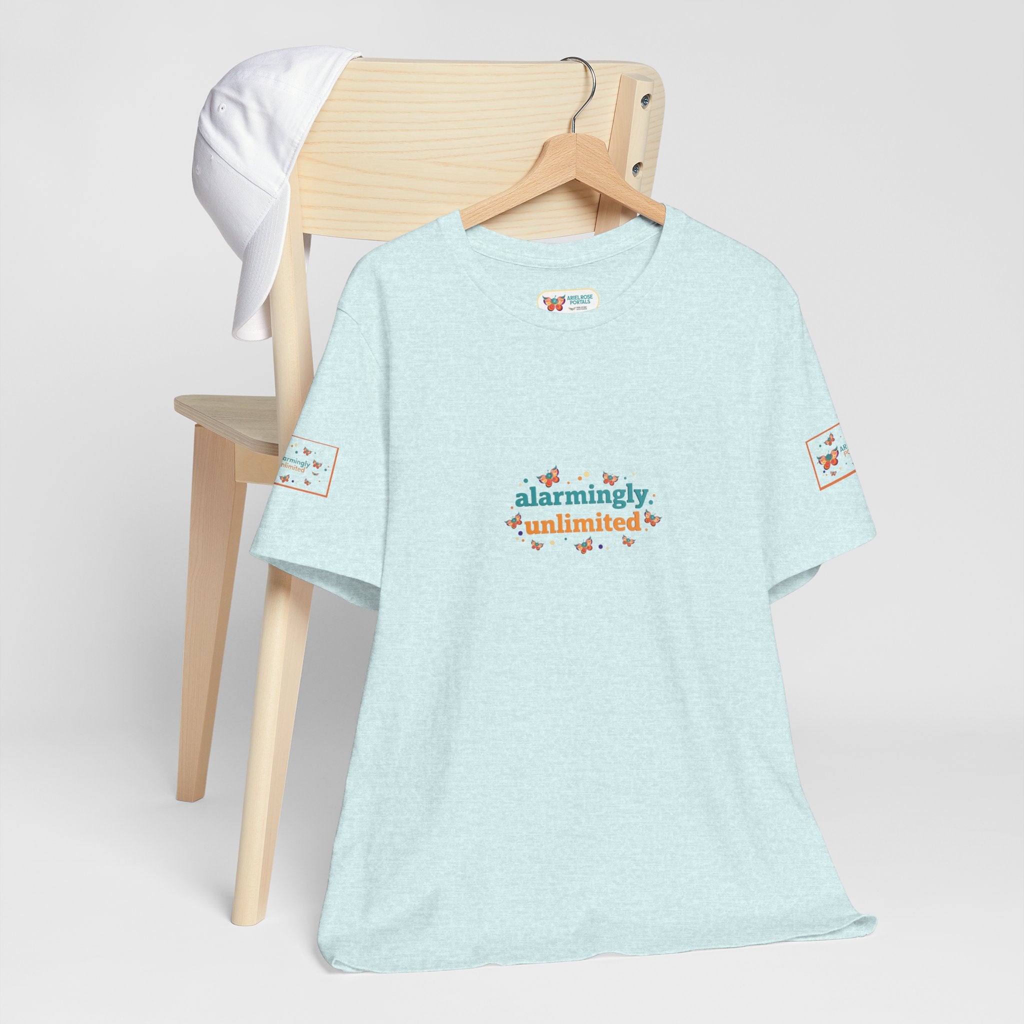 T-shirt Alarmingy Unlimited — Maglietta Grafica con Farfalla e Bruco Stravaganti