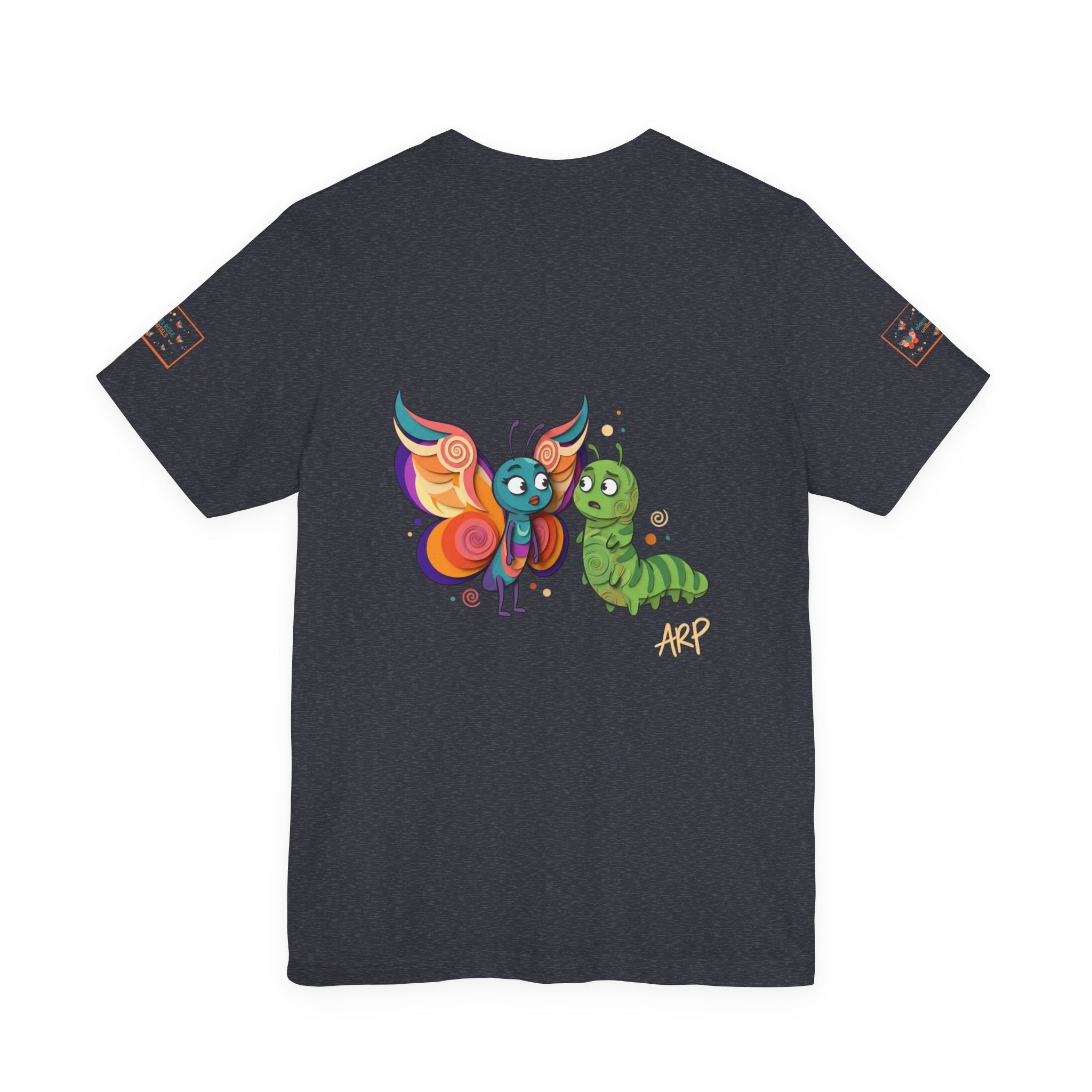 T-shirt Alarmingy Unlimited — Maglietta Grafica con Farfalla e Bruco Stravaganti