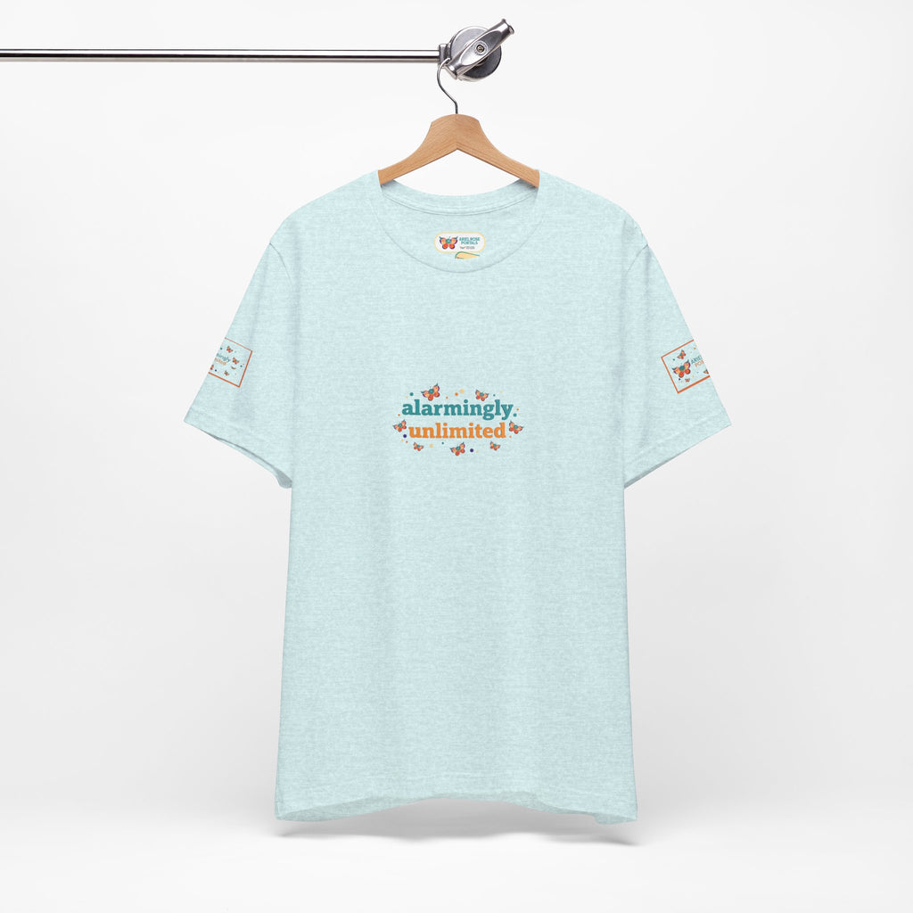 T-shirt Alarmingy Unlimited — Maglietta Grafica con Farfalla e Bruco Stravaganti