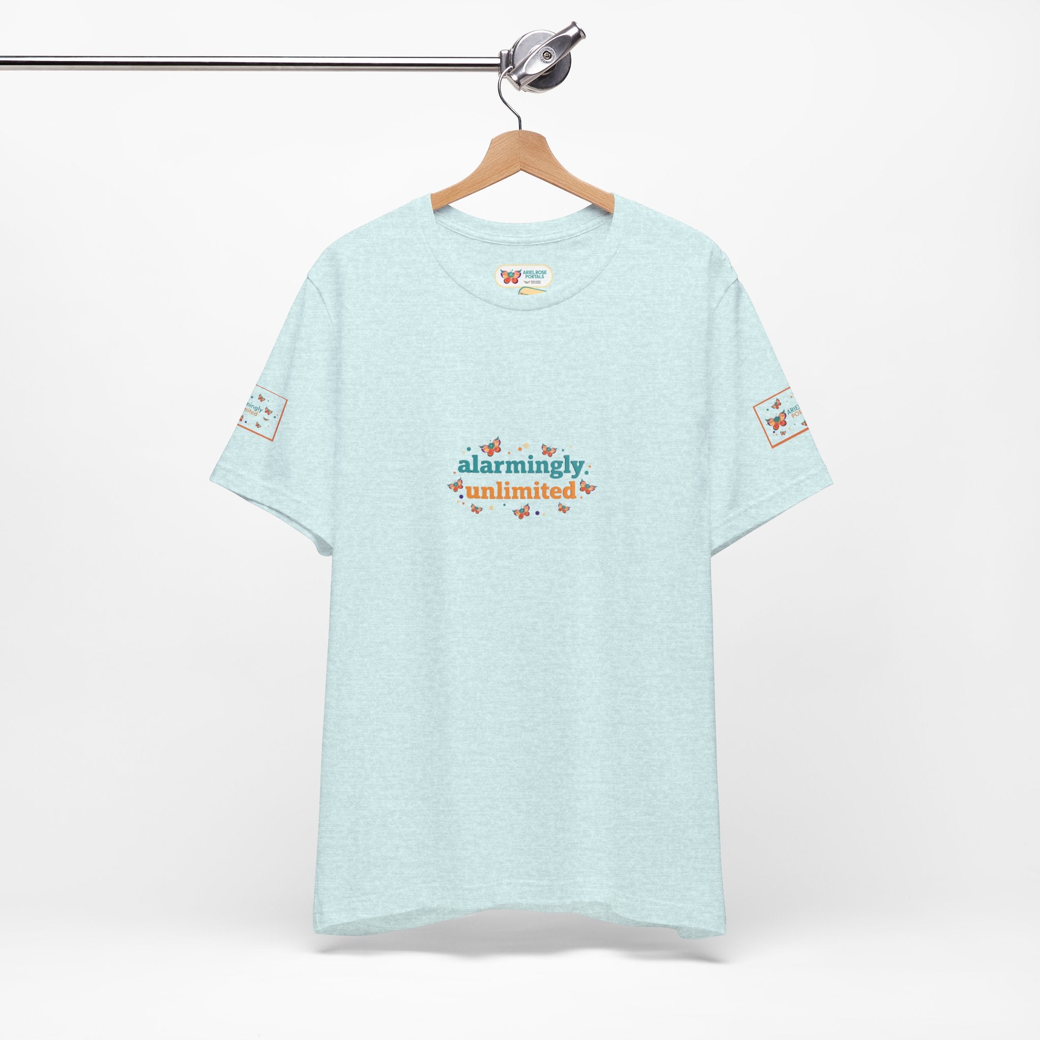 T-shirt Alarmingy Unlimited — Maglietta Grafica con Farfalla e Bruco Stravaganti