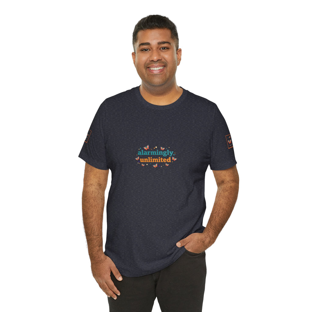 T-shirt Alarmingy Unlimited — Maglietta Grafica con Farfalla e Bruco Stravaganti