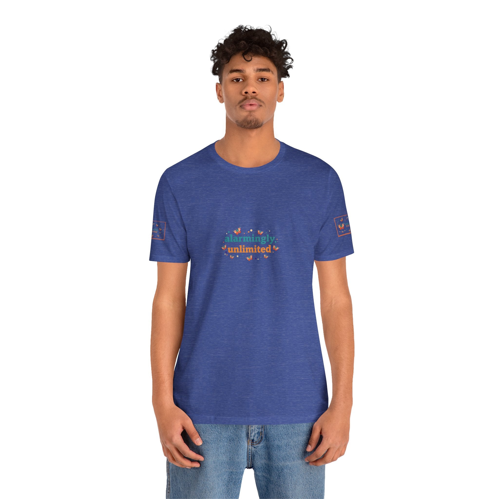 T-shirt Alarmingy Unlimited — Maglietta Grafica con Farfalla e Bruco Stravaganti
