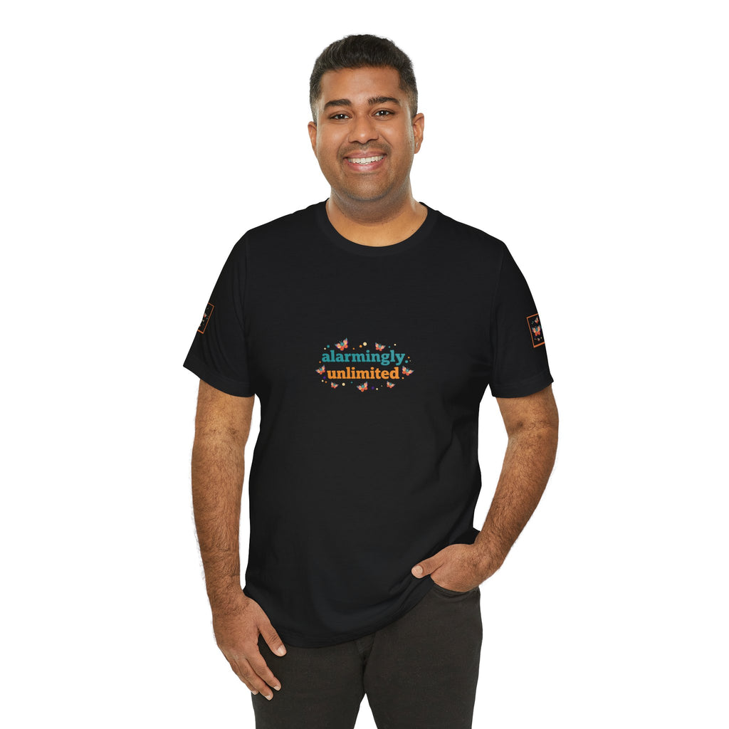T-shirt Alarmingy Unlimited — Maglietta Grafica con Farfalla e Bruco Stravaganti