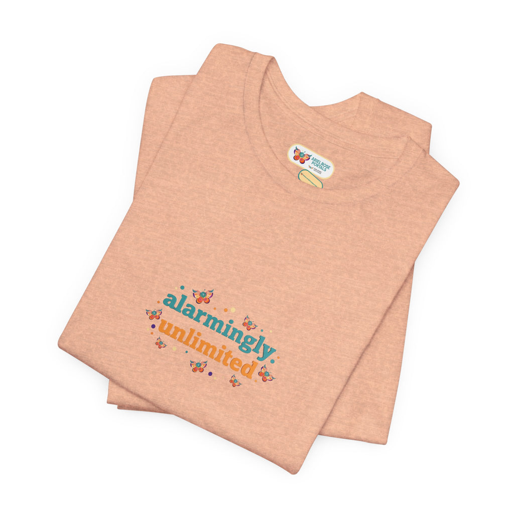 T-shirt Alarmingy Unlimited — Maglietta Grafica con Farfalla e Bruco Stravaganti