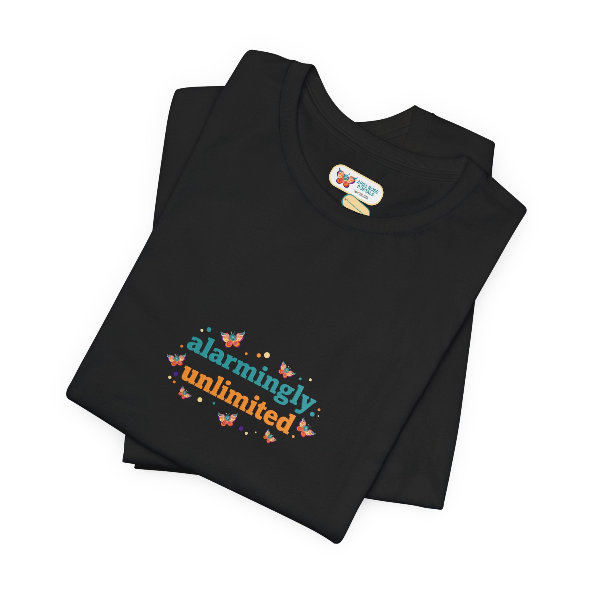 T-shirt Alarmingy Unlimited — Maglietta Grafica con Farfalla e Bruco Stravaganti
