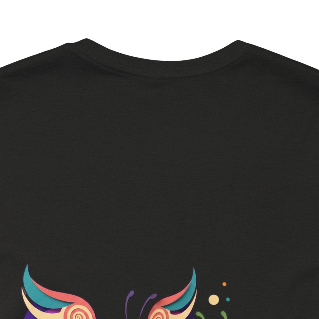 T-shirt Alarmingy Unlimited — Maglietta Grafica con Farfalla e Bruco Stravaganti