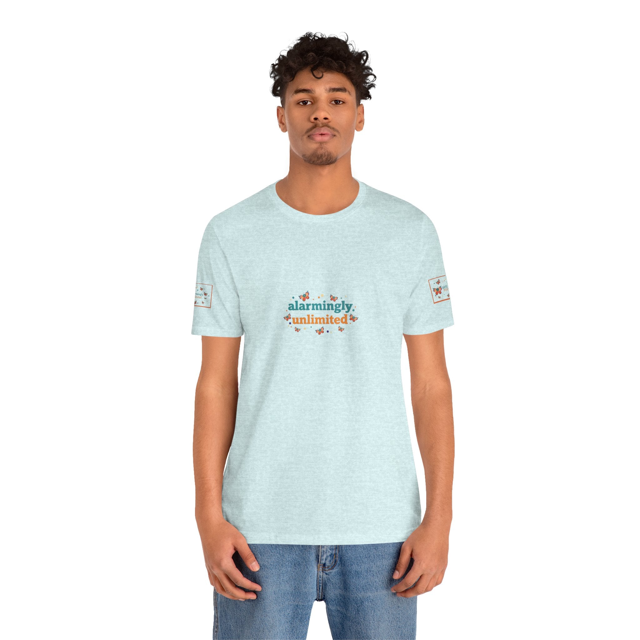 T-shirt Alarmingy Unlimited — Maglietta Grafica con Farfalla e Bruco Stravaganti