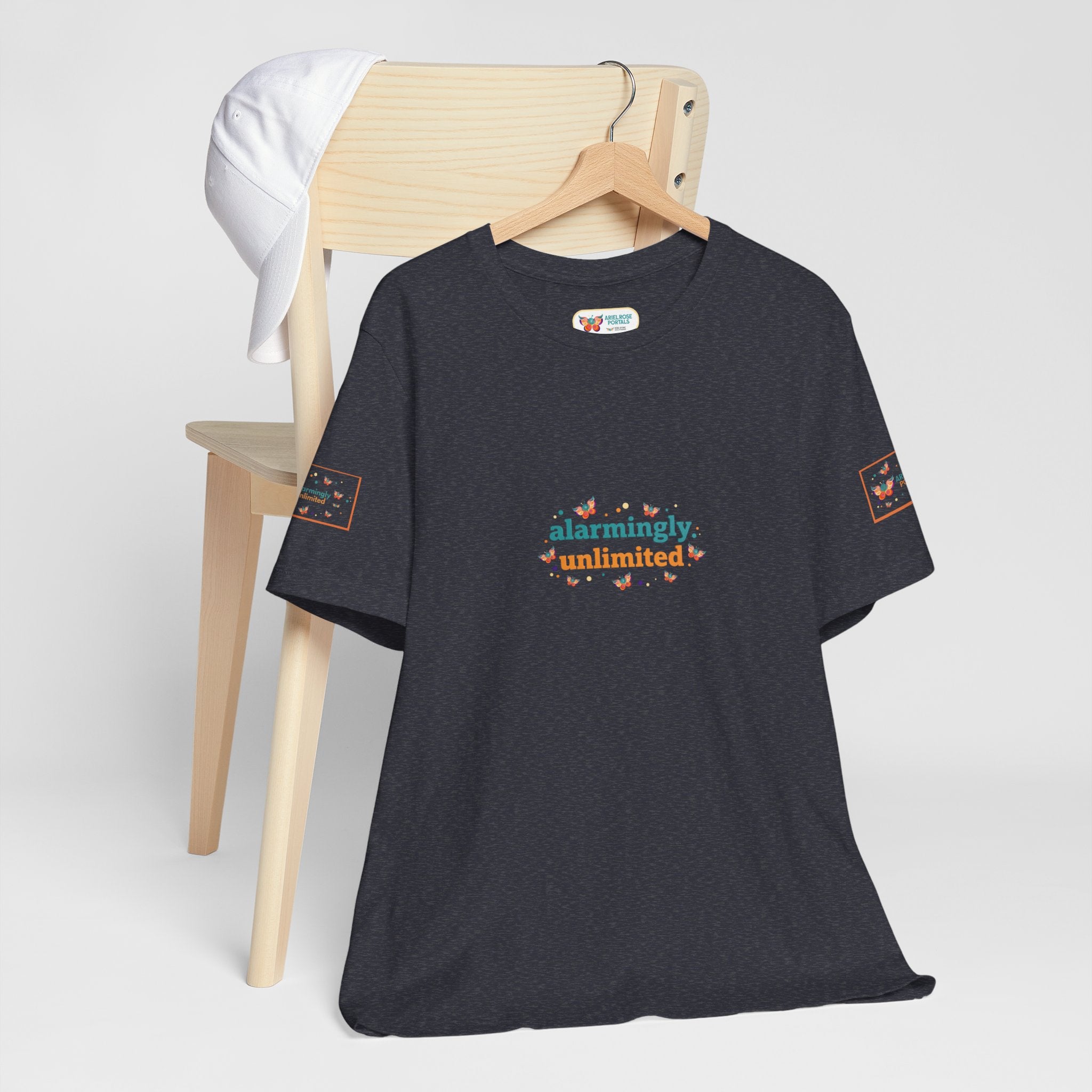 T-shirt Alarmingy Unlimited — Maglietta Grafica con Farfalla e Bruco Stravaganti