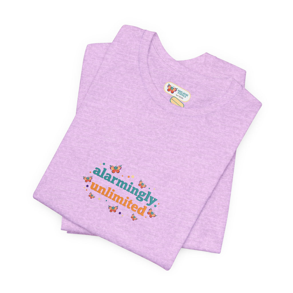 T-shirt Alarmingy Unlimited — Maglietta Grafica con Farfalla e Bruco Stravaganti