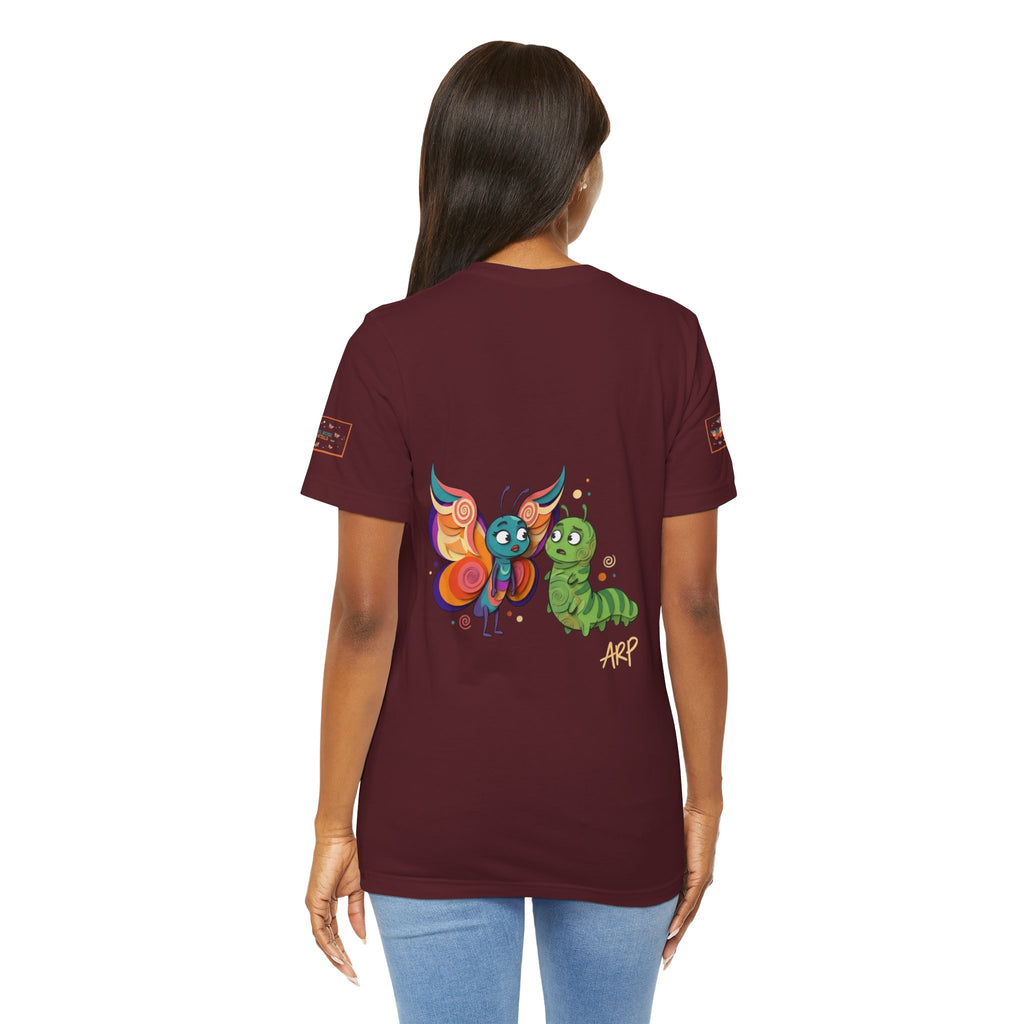 T-shirt Alarmingy Unlimited — Maglietta Grafica con Farfalla e Bruco Stravaganti