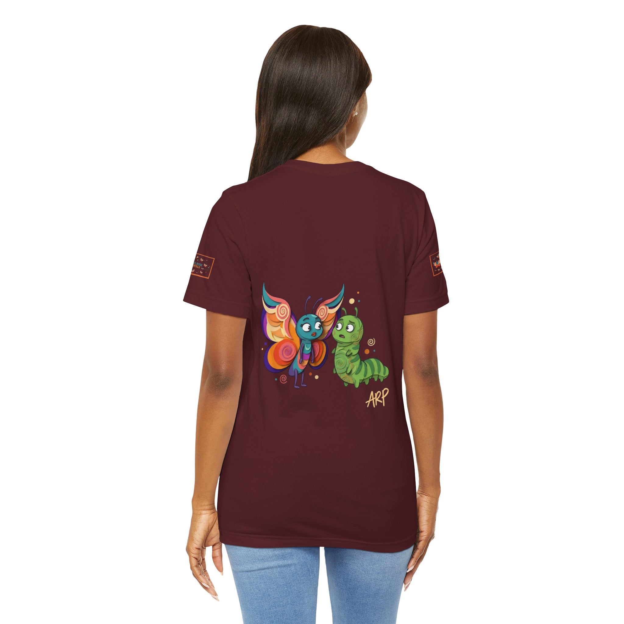 T-shirt Alarmingy Unlimited — Maglietta Grafica con Farfalla e Bruco Stravaganti