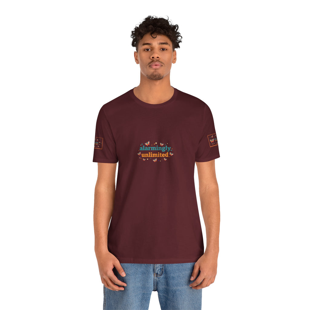 T-shirt Alarmingy Unlimited — Maglietta Grafica con Farfalla e Bruco Stravaganti