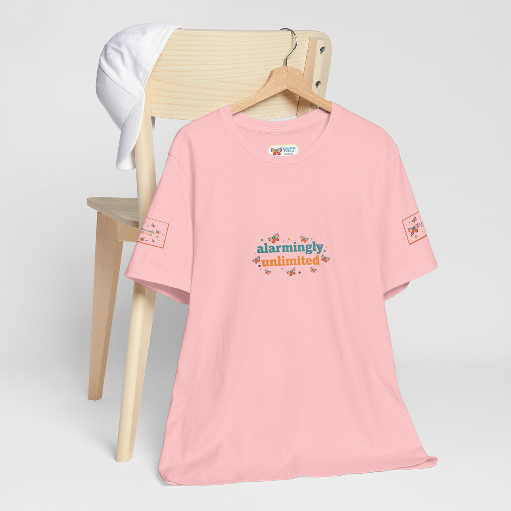 T-shirt Alarmingy Unlimited — Maglietta Grafica con Farfalla e Bruco Stravaganti