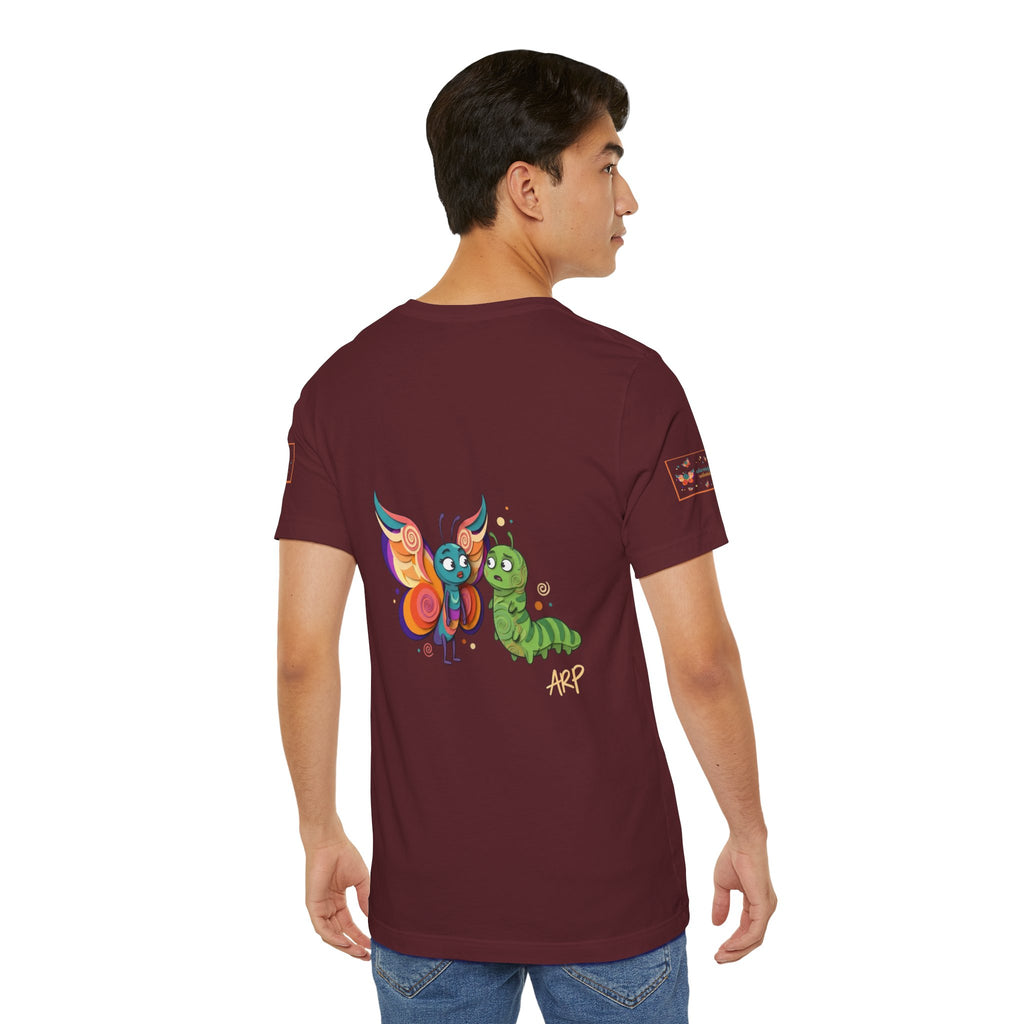 T-shirt Alarmingy Unlimited — Maglietta Grafica con Farfalla e Bruco Stravaganti