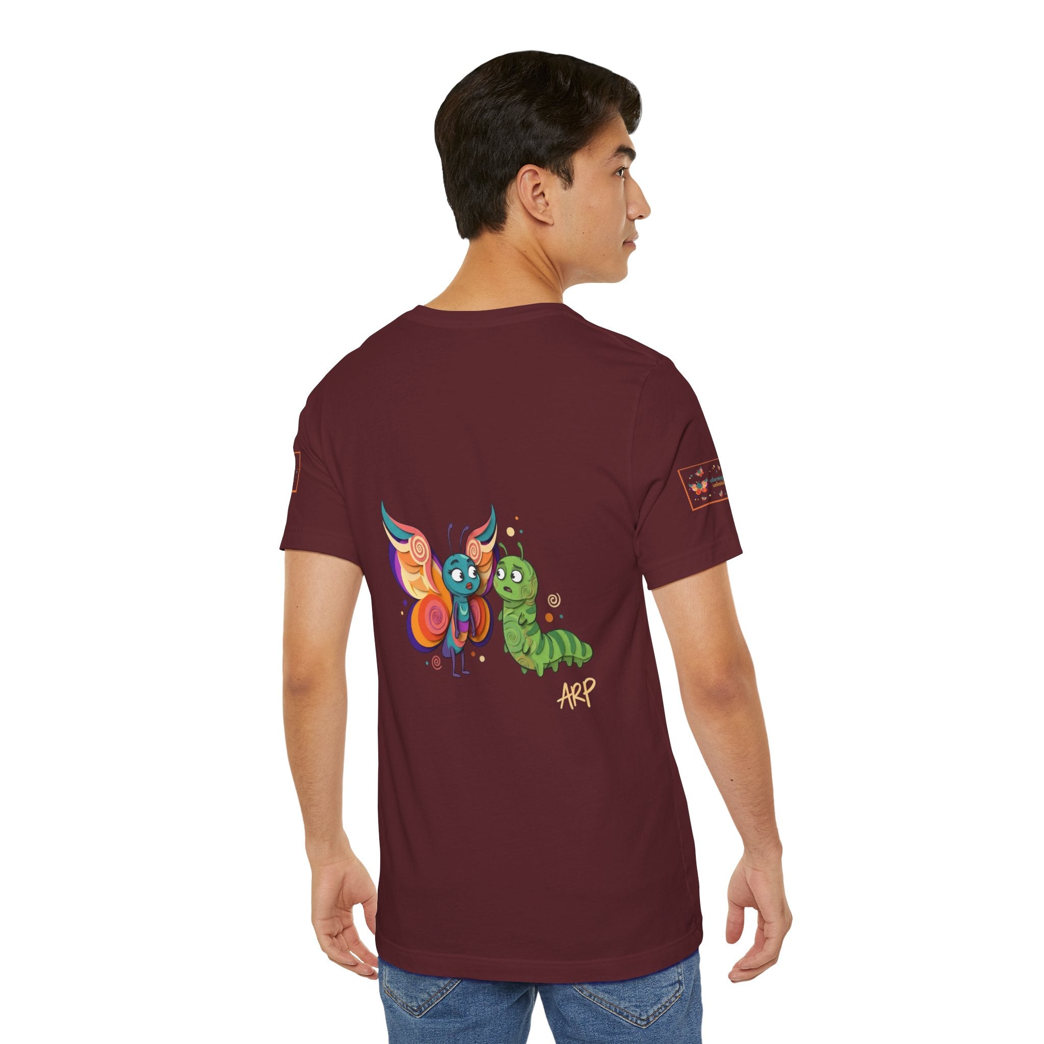 T-shirt Alarmingy Unlimited — Maglietta Grafica con Farfalla e Bruco Stravaganti