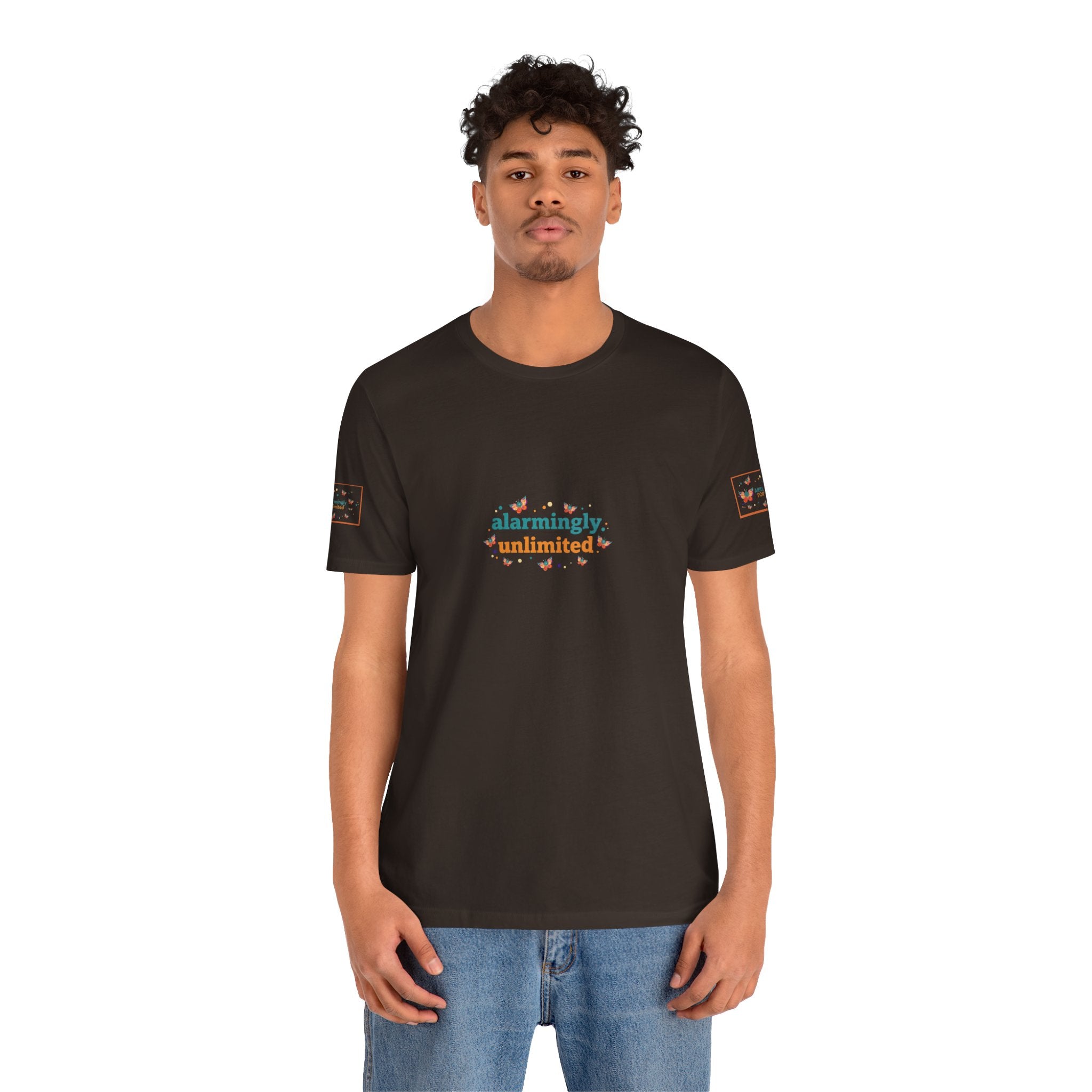 T-shirt Alarmingy Unlimited — Maglietta Grafica con Farfalla e Bruco Stravaganti
