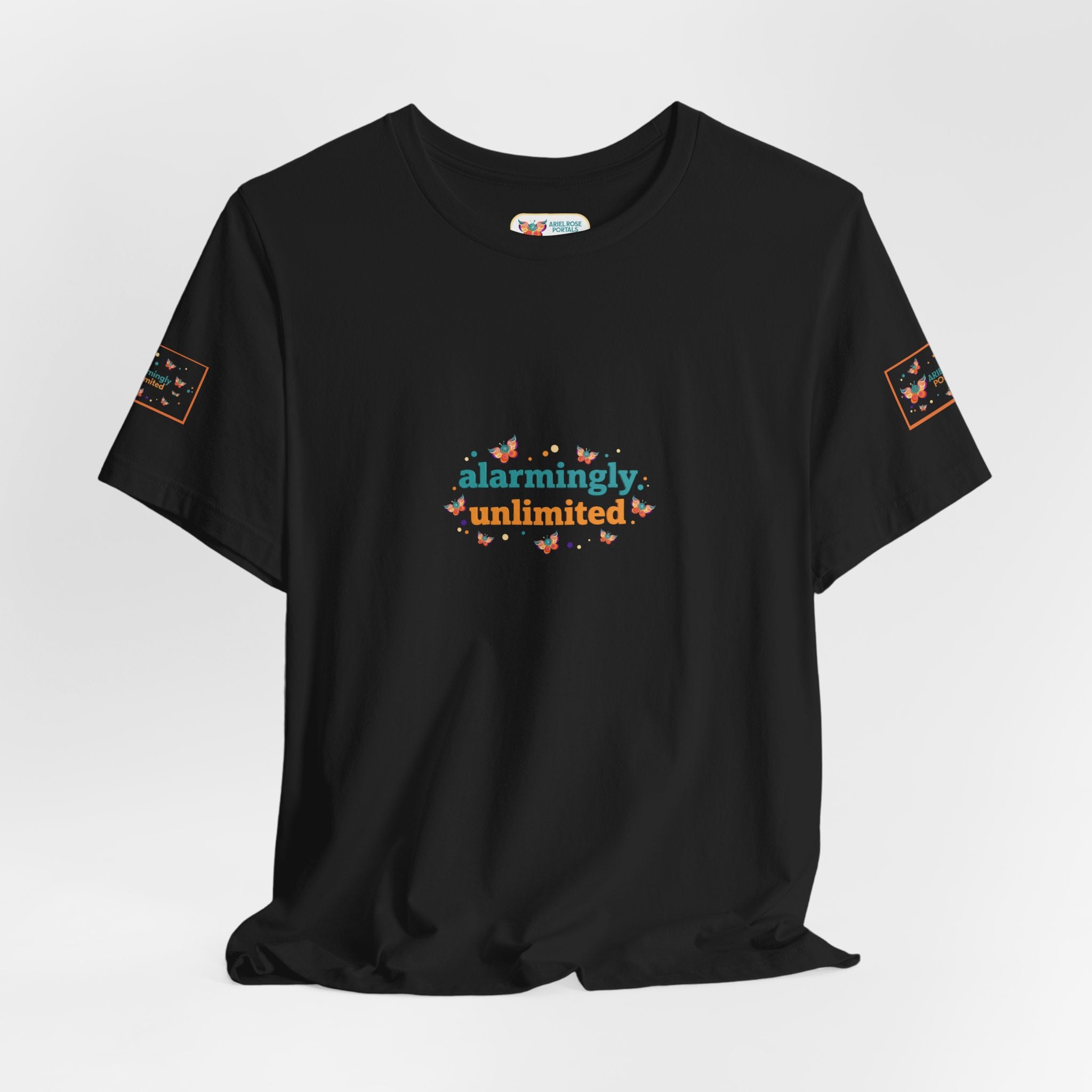 T-shirt Alarmingy Unlimited — Maglietta Grafica con Farfalla e Bruco Stravaganti
