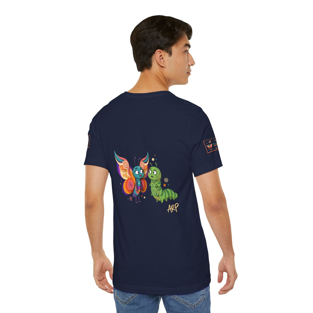 T-shirt Alarmingy Unlimited — Maglietta Grafica con Farfalla e Bruco Stravaganti