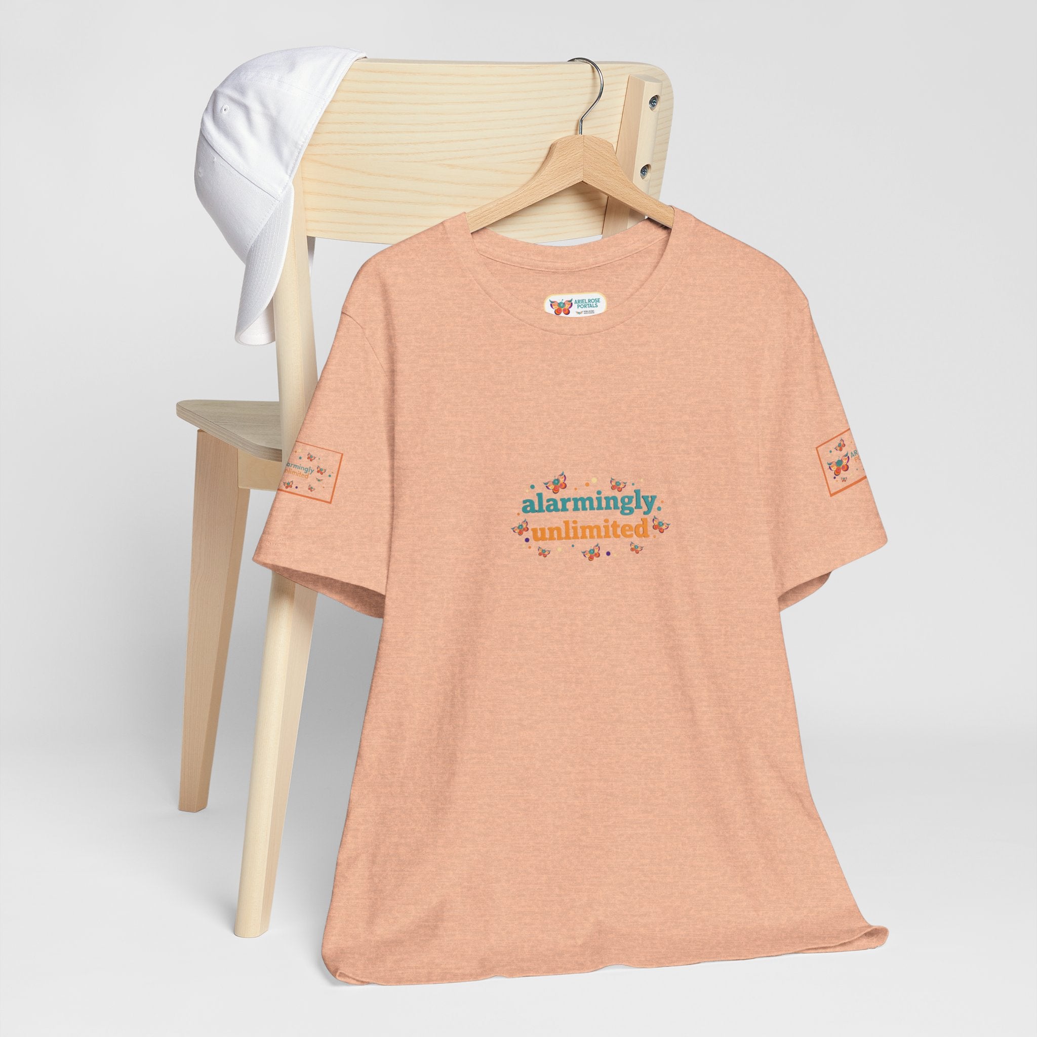 T-shirt Alarmingy Unlimited — Maglietta Grafica con Farfalla e Bruco Stravaganti