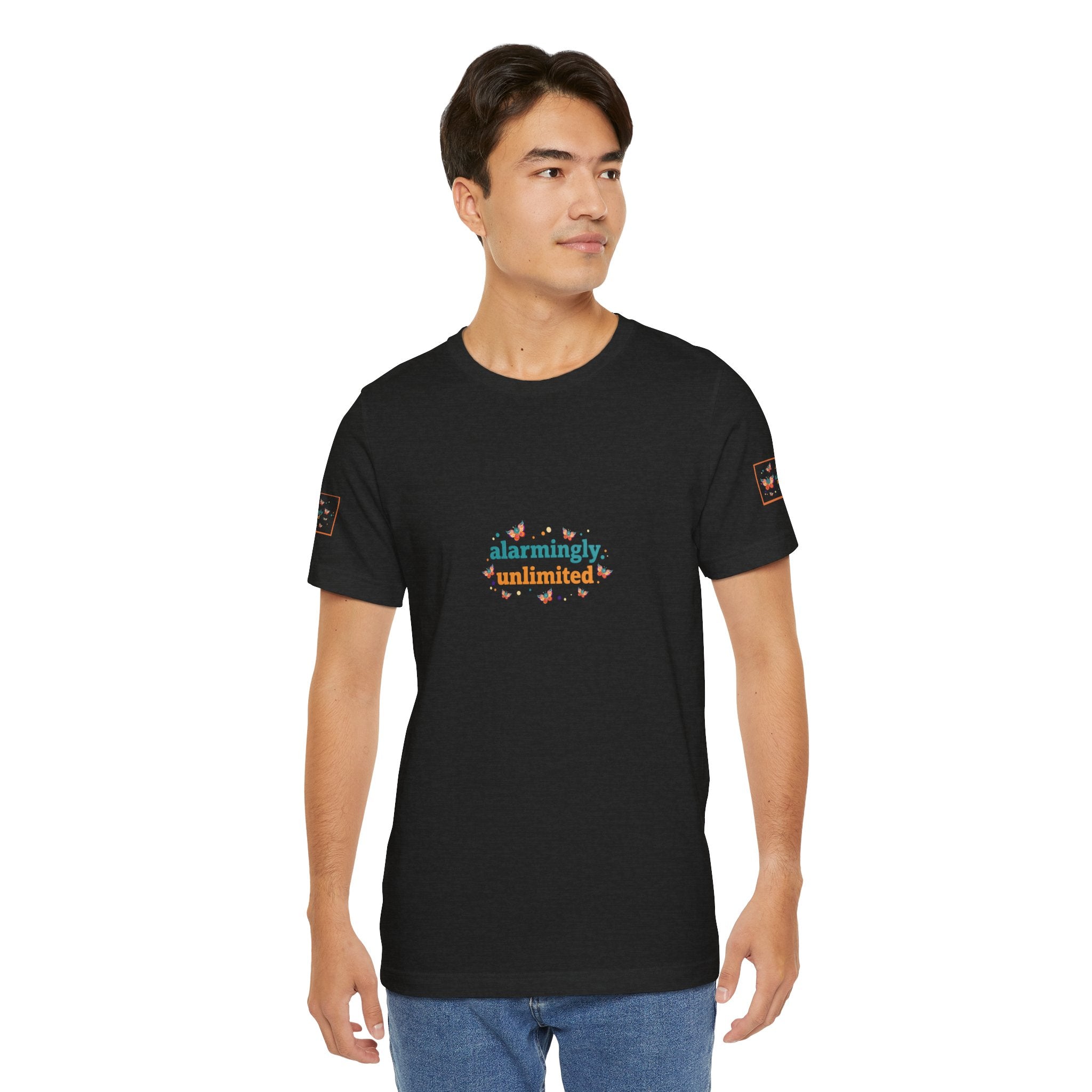 T-shirt Alarmingy Unlimited — Maglietta Grafica con Farfalla e Bruco Stravaganti