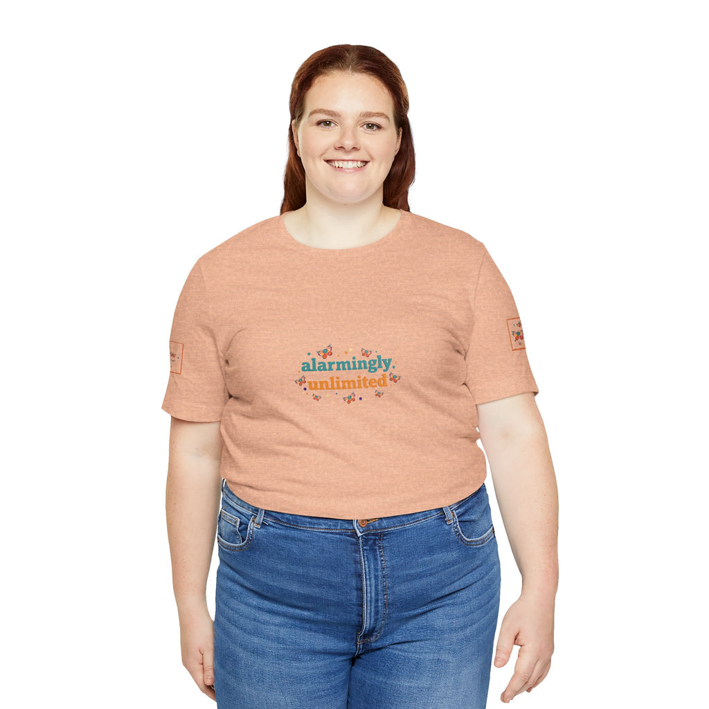 T-shirt Alarmingy Unlimited — Maglietta Grafica con Farfalla e Bruco Stravaganti
