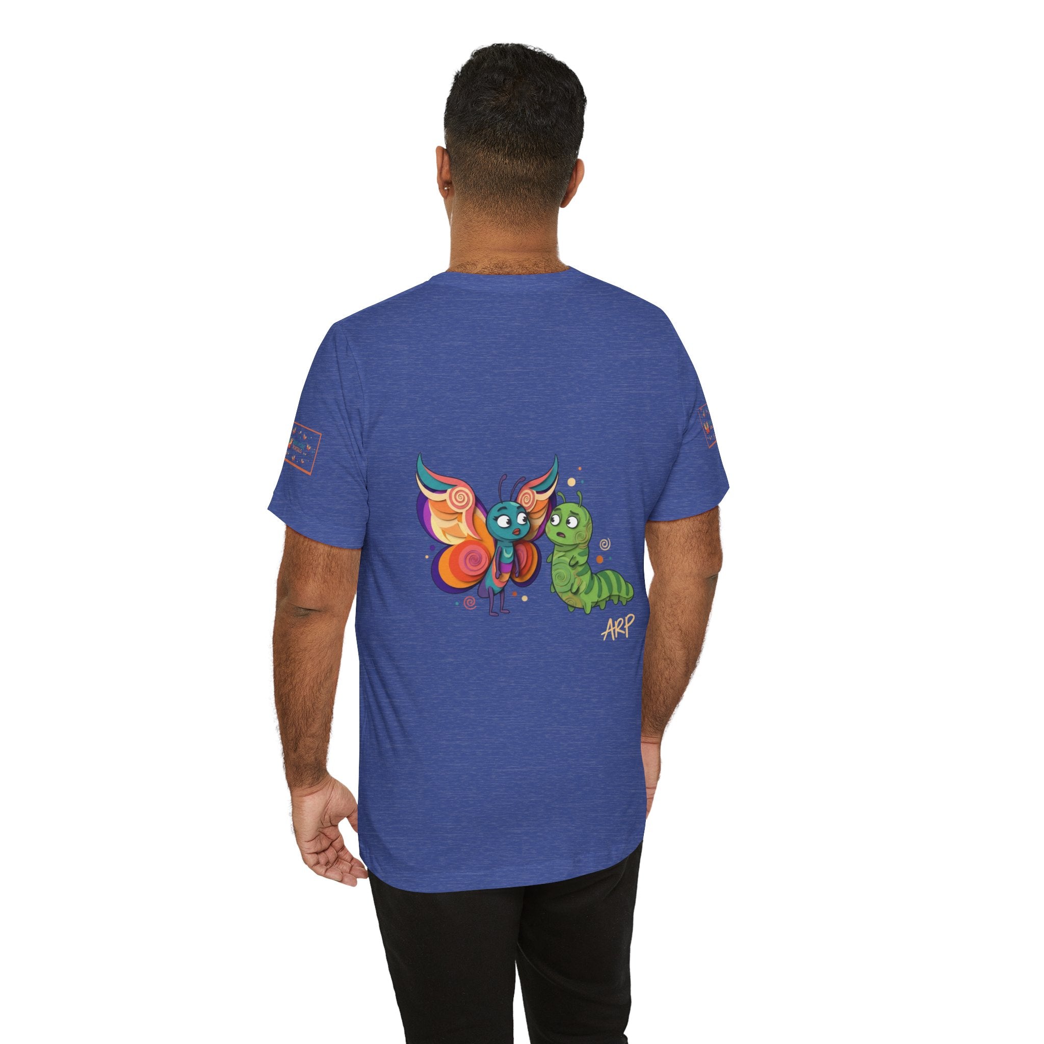 T-shirt Alarmingy Unlimited — Maglietta Grafica con Farfalla e Bruco Stravaganti