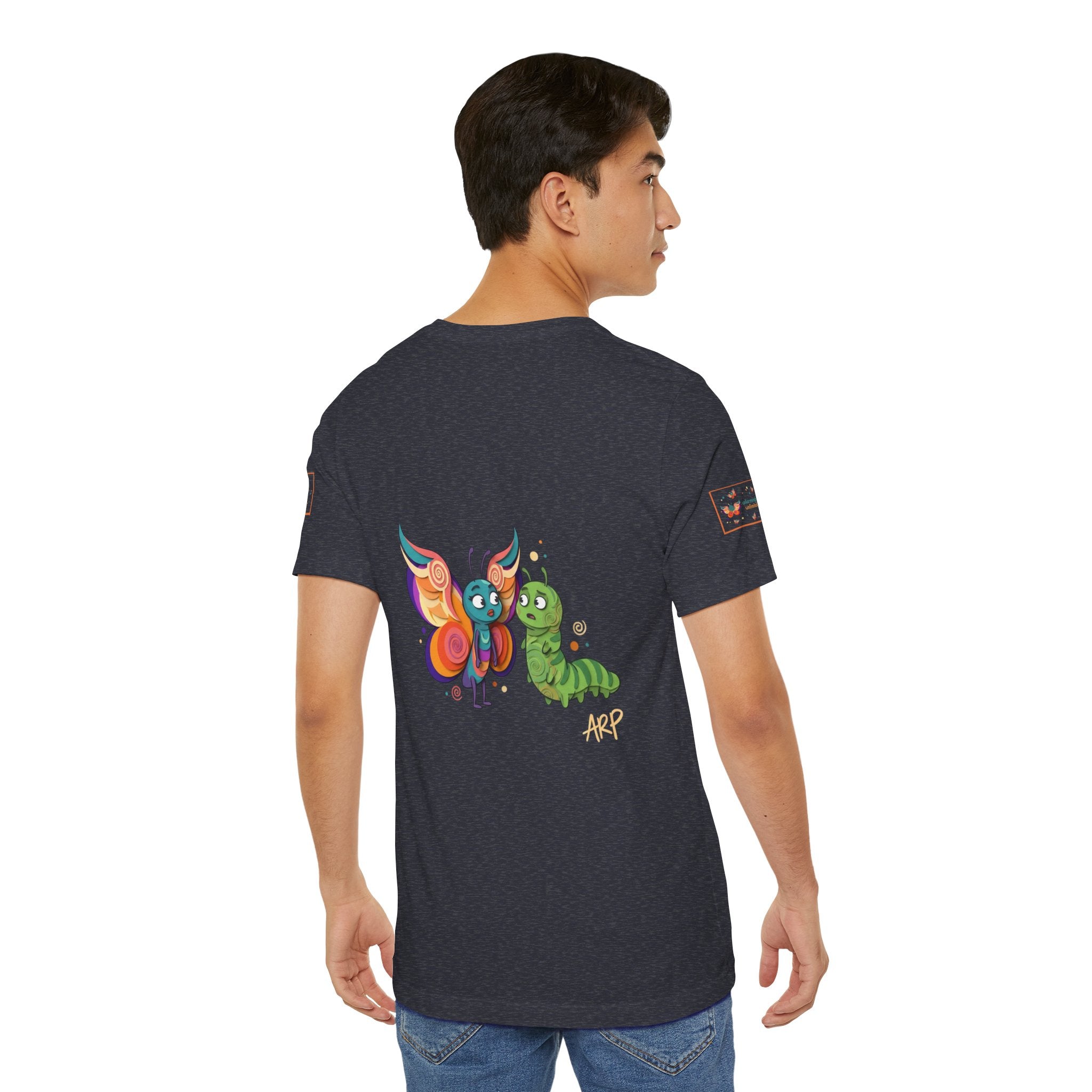 T-shirt Alarmingy Unlimited — Maglietta Grafica con Farfalla e Bruco Stravaganti