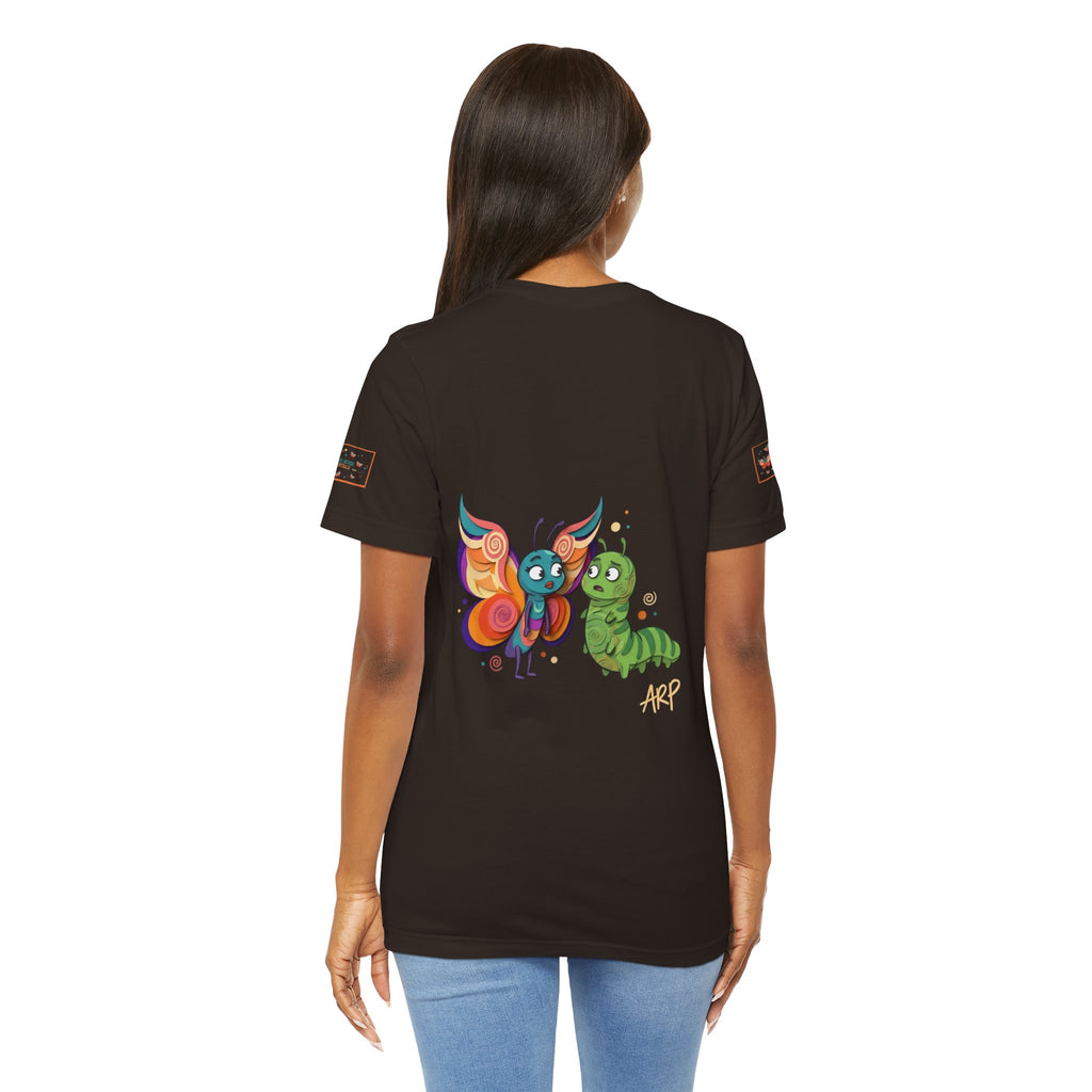T-shirt Alarmingy Unlimited — Maglietta Grafica con Farfalla e Bruco Stravaganti