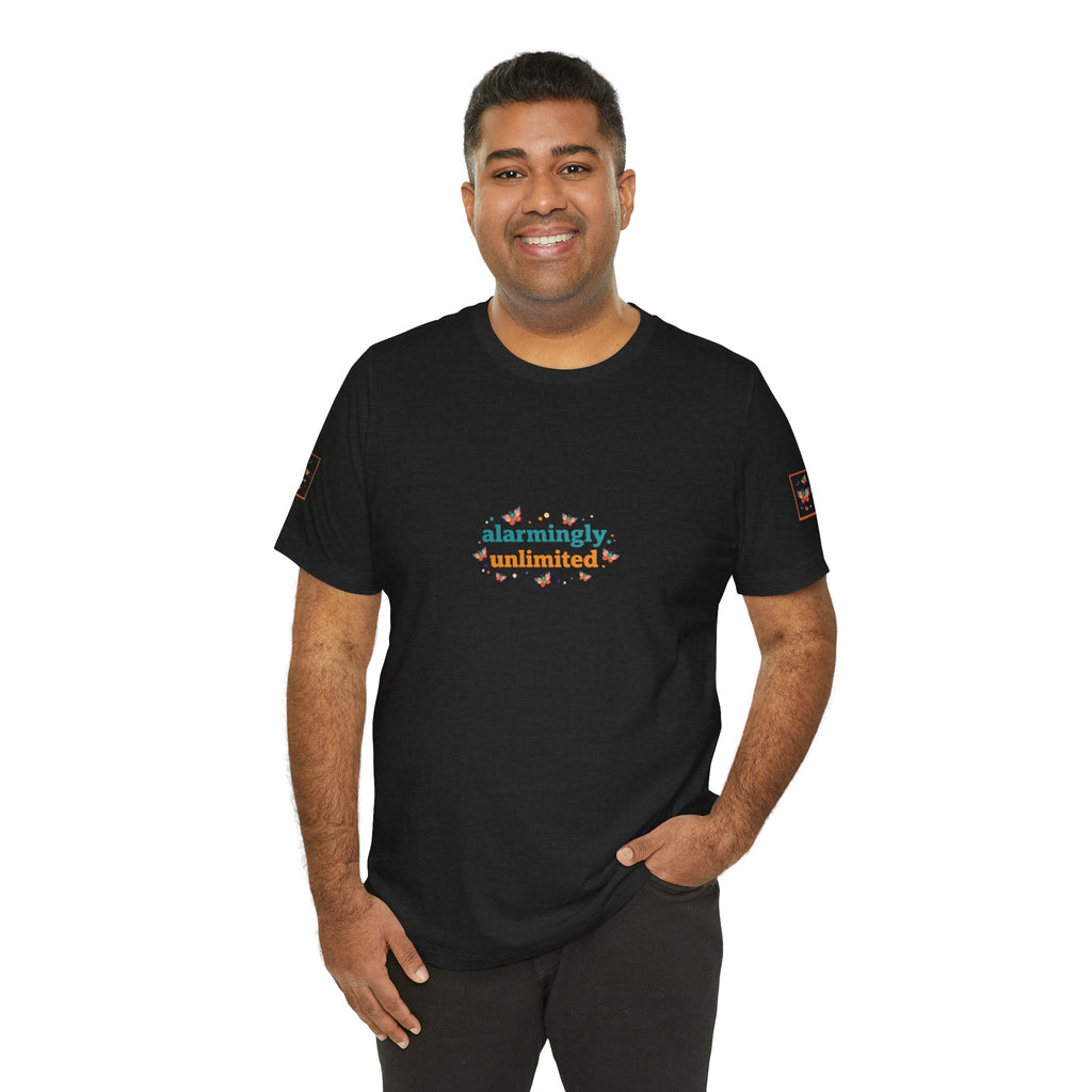 T-shirt Alarmingy Unlimited — Maglietta Grafica con Farfalla e Bruco Stravaganti