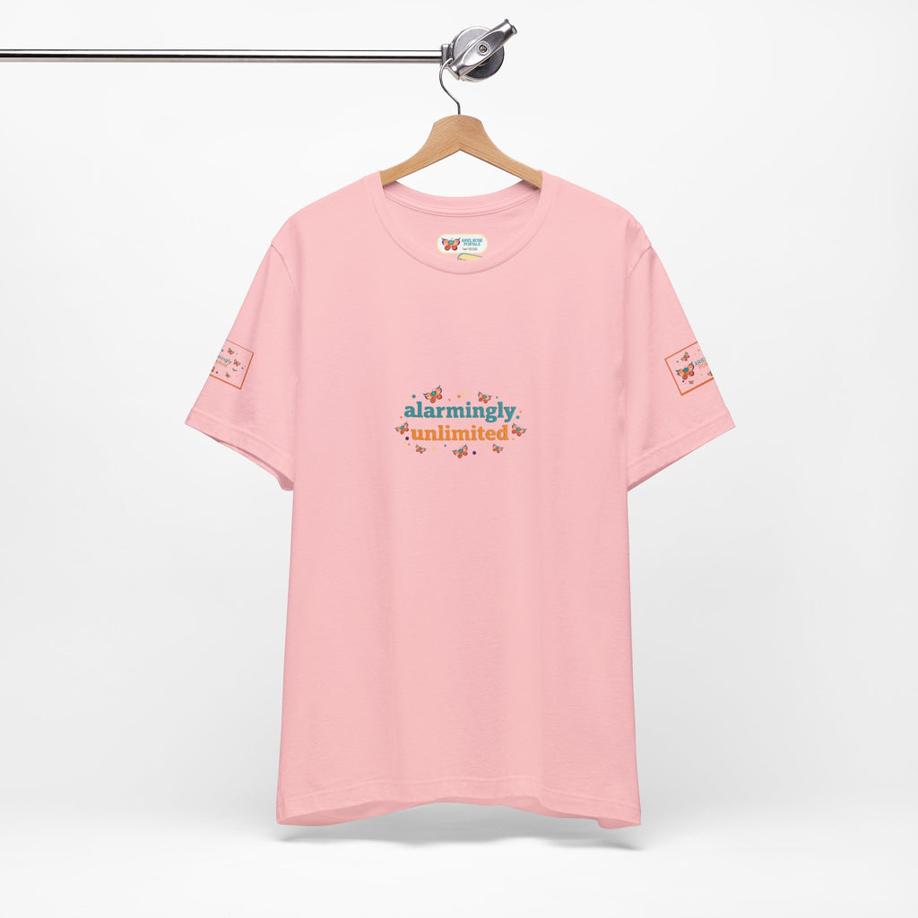 T-shirt Alarmingy Unlimited — Maglietta Grafica con Farfalla e Bruco Stravaganti