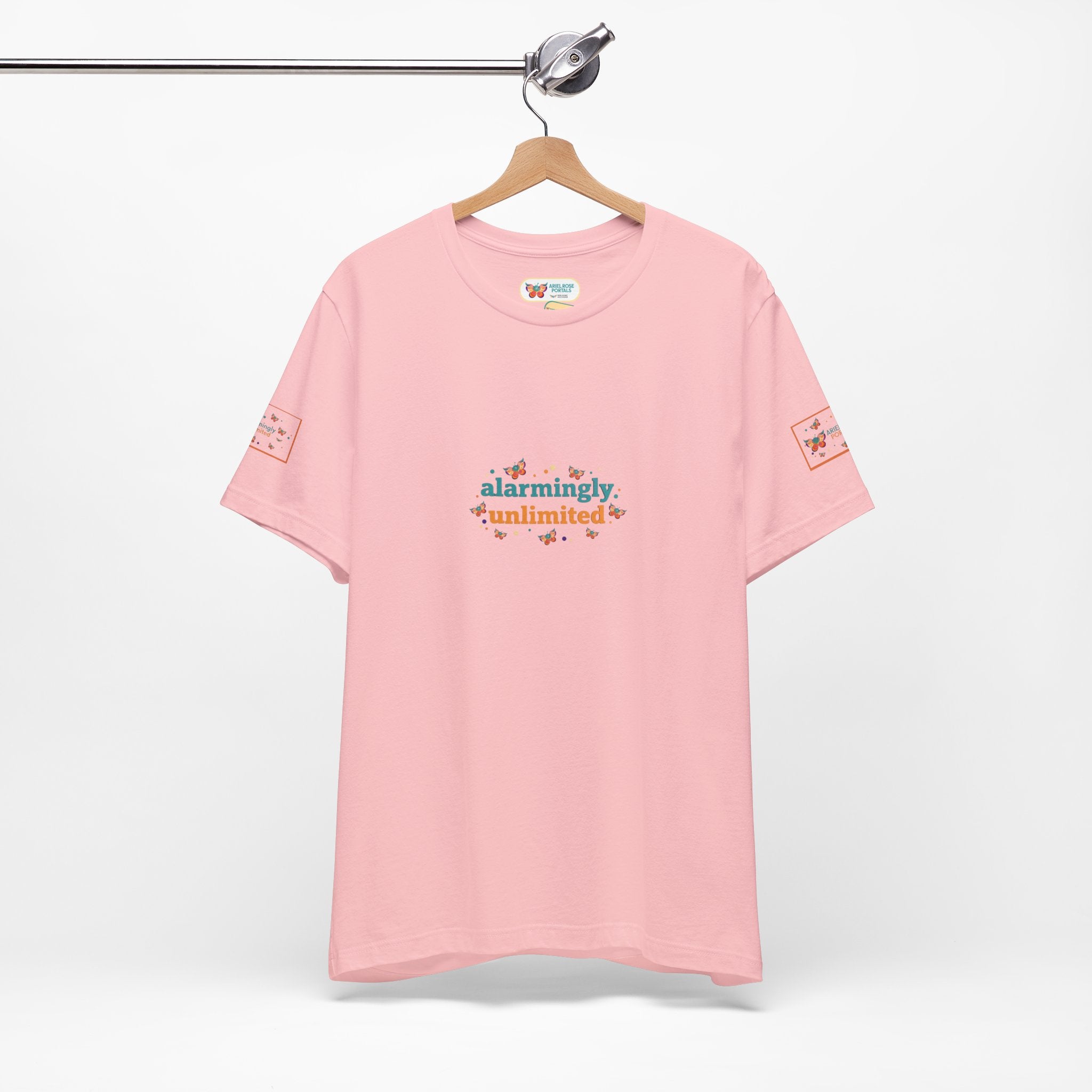 T-shirt Alarmingy Unlimited — Maglietta Grafica con Farfalla e Bruco Stravaganti