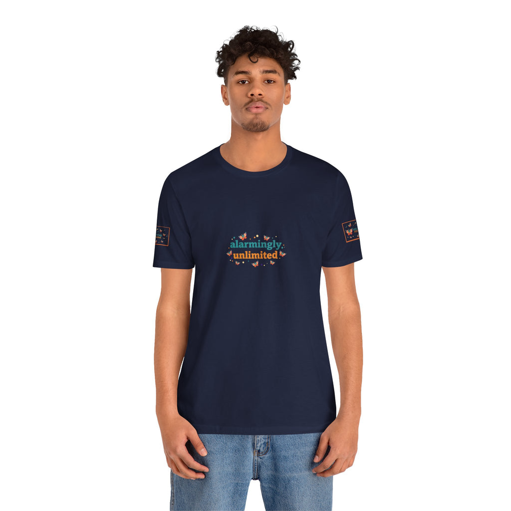 T-shirt Alarmingy Unlimited — Maglietta Grafica con Farfalla e Bruco Stravaganti