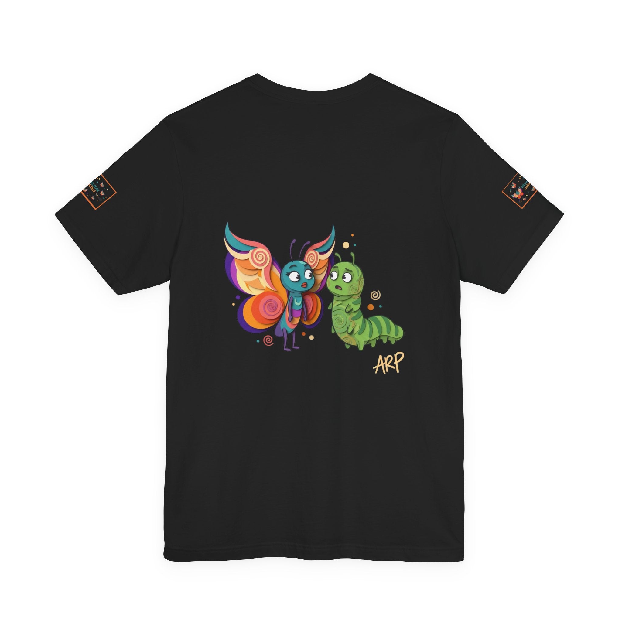 T-shirt Alarmingy Unlimited — Maglietta Grafica con Farfalla e Bruco Stravaganti