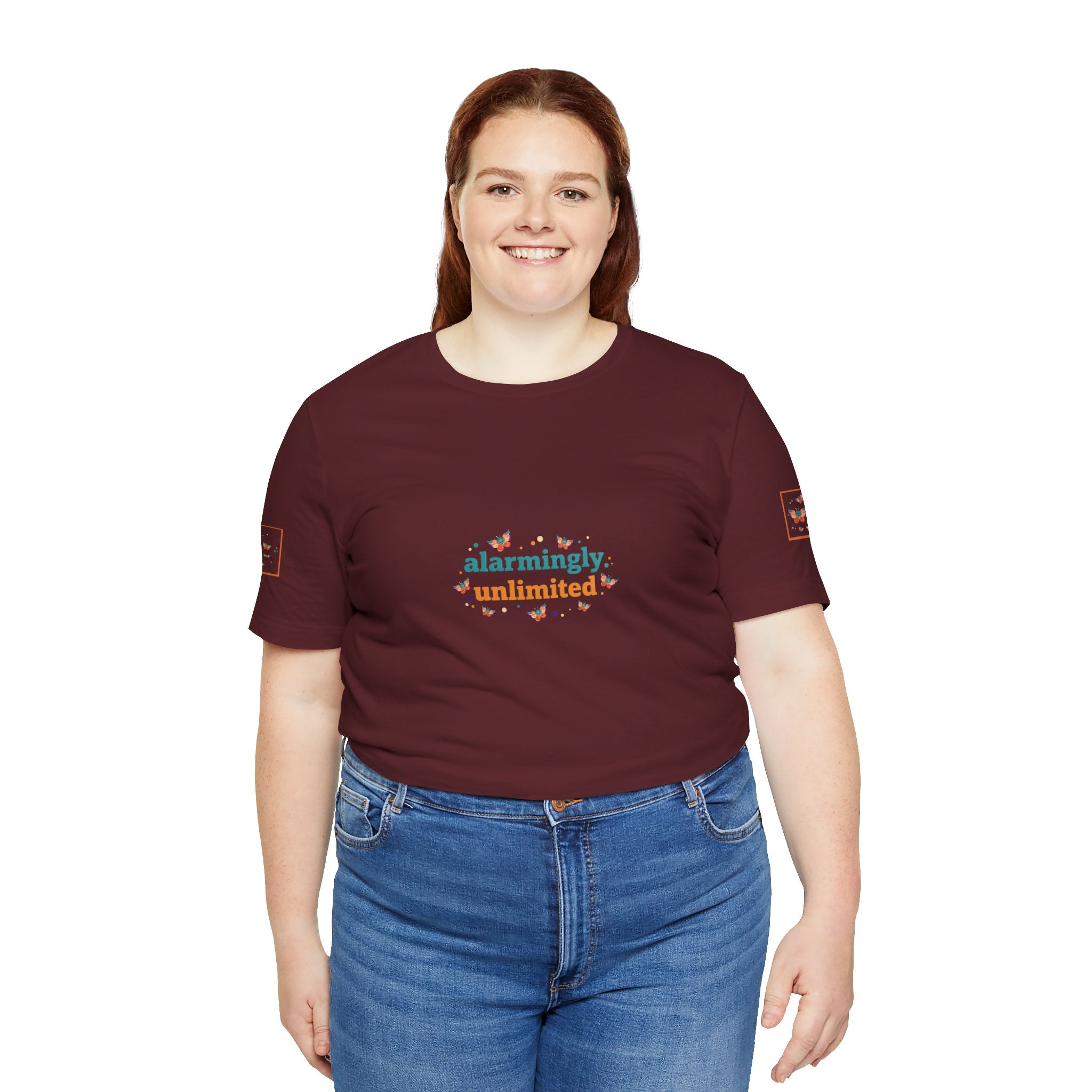 T-shirt Alarmingy Unlimited — Maglietta Grafica con Farfalla e Bruco Stravaganti