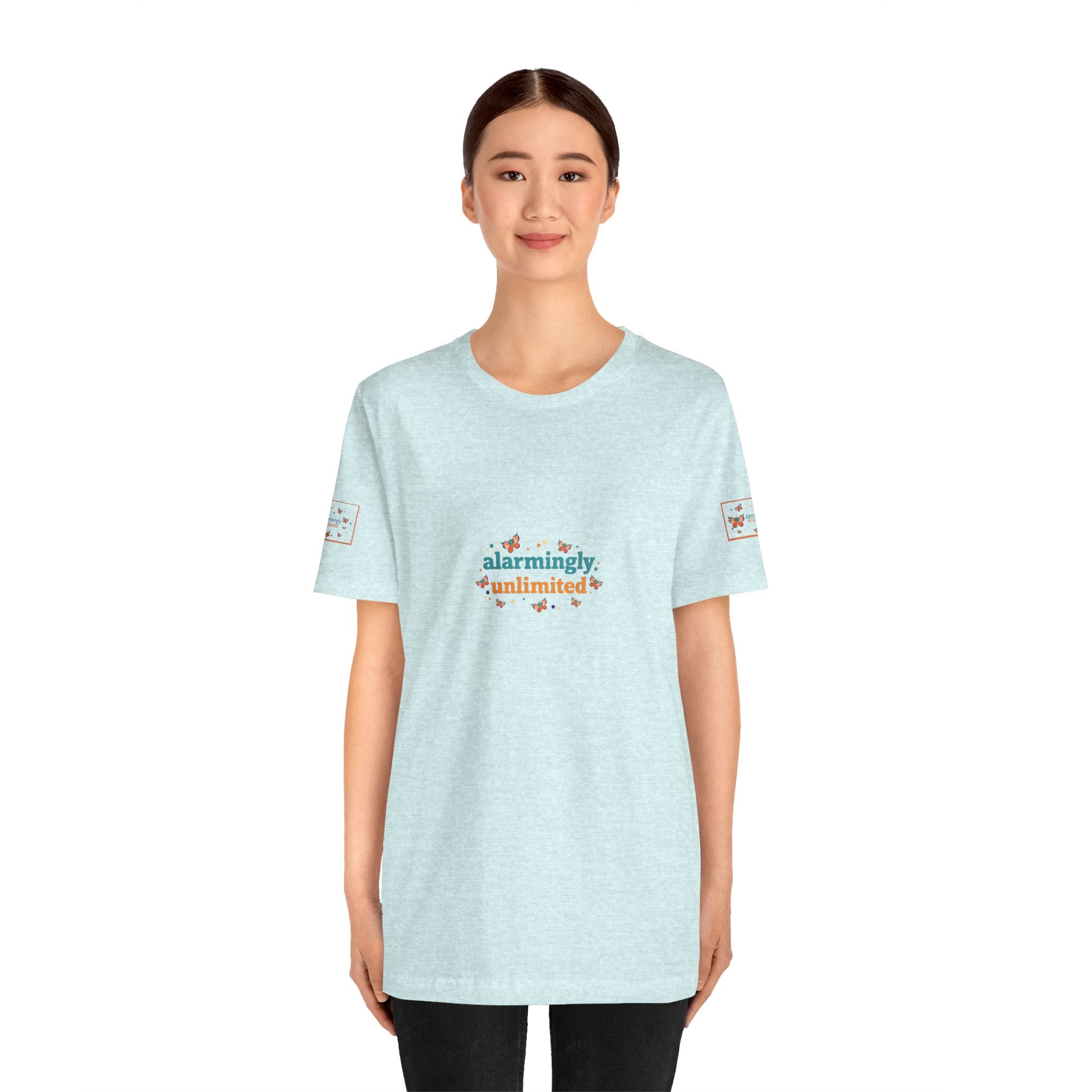 T-shirt Alarmingy Unlimited — Maglietta Grafica con Farfalla e Bruco Stravaganti