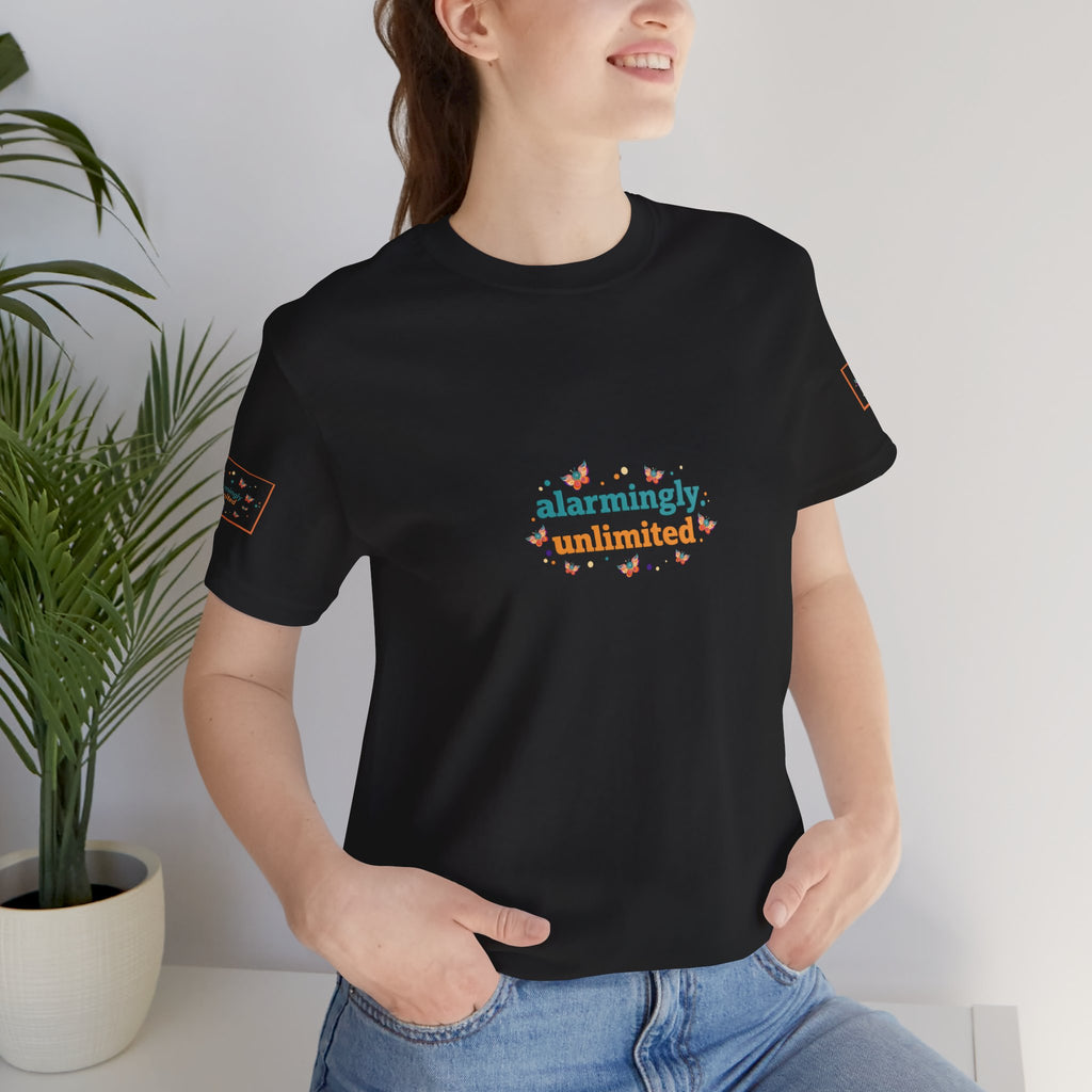 T-shirt Alarmingy Unlimited — Maglietta Grafica con Farfalla e Bruco Stravaganti
