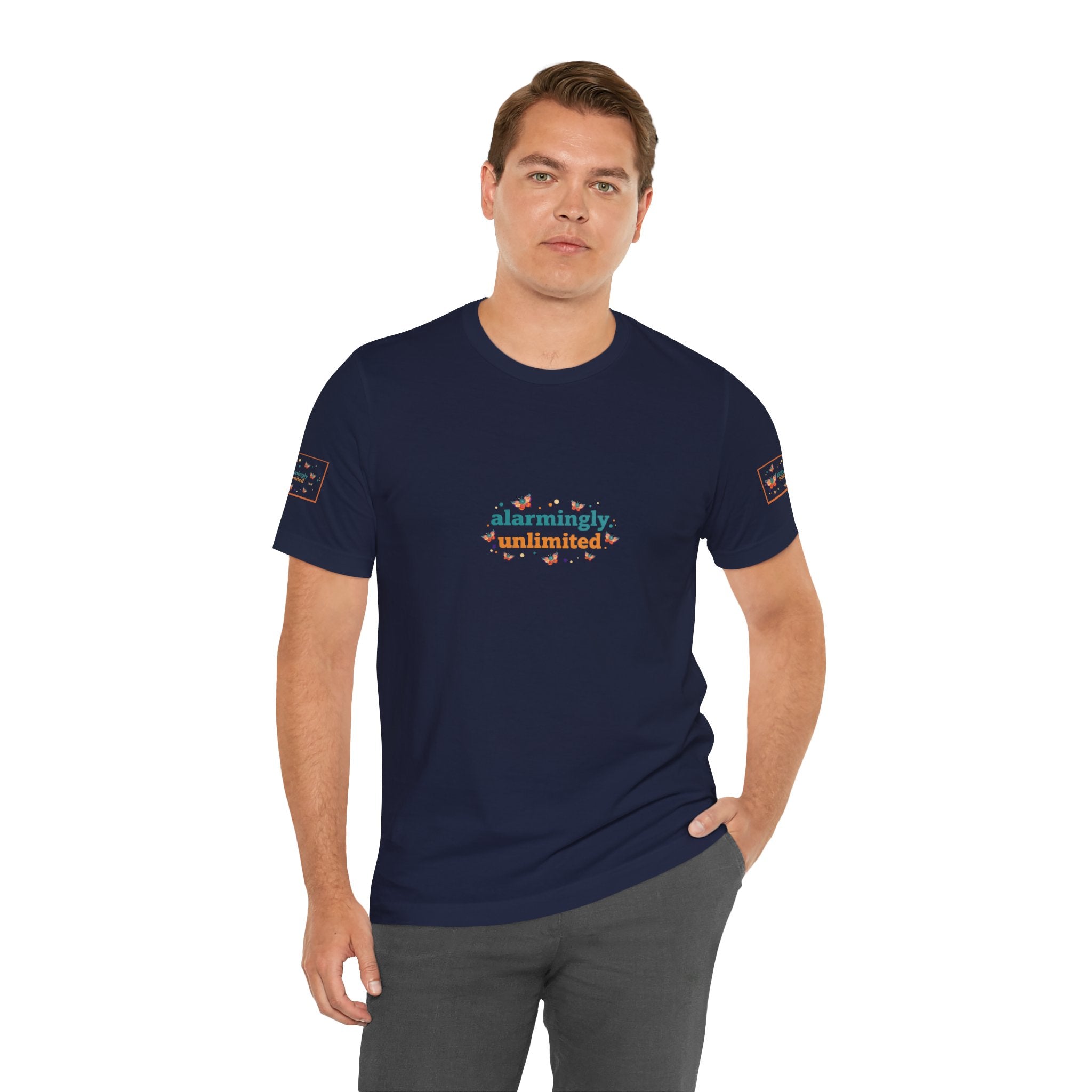 T-shirt Alarmingy Unlimited — Maglietta Grafica con Farfalla e Bruco Stravaganti