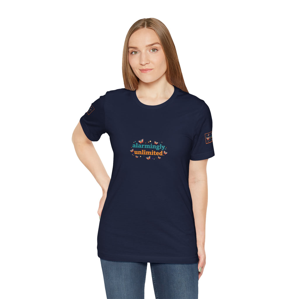 T-shirt Alarmingy Unlimited — Maglietta Grafica con Farfalla e Bruco Stravaganti